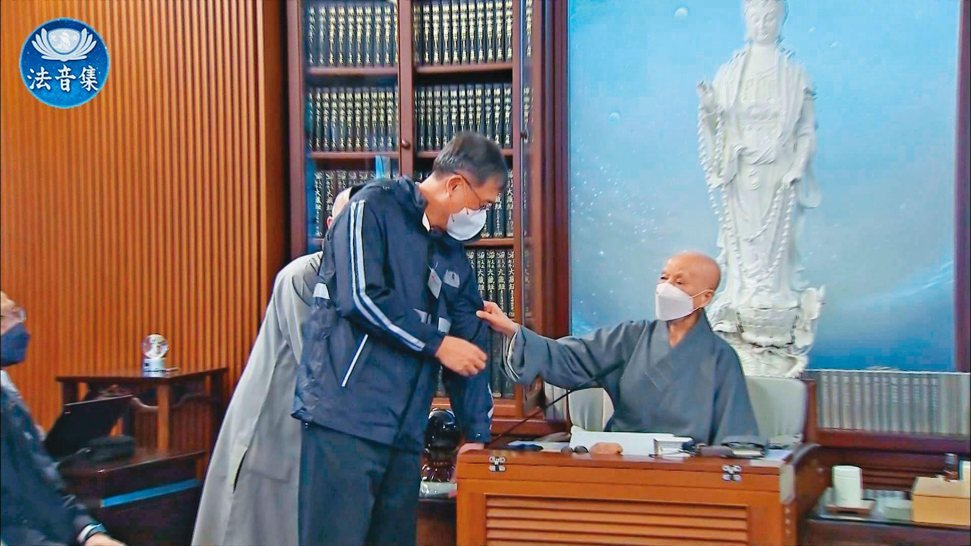 慈濟土耳其勘災團出發前，證嚴法師（右）特別叮嚀他們安全第一。（翻攝法音集臉書）