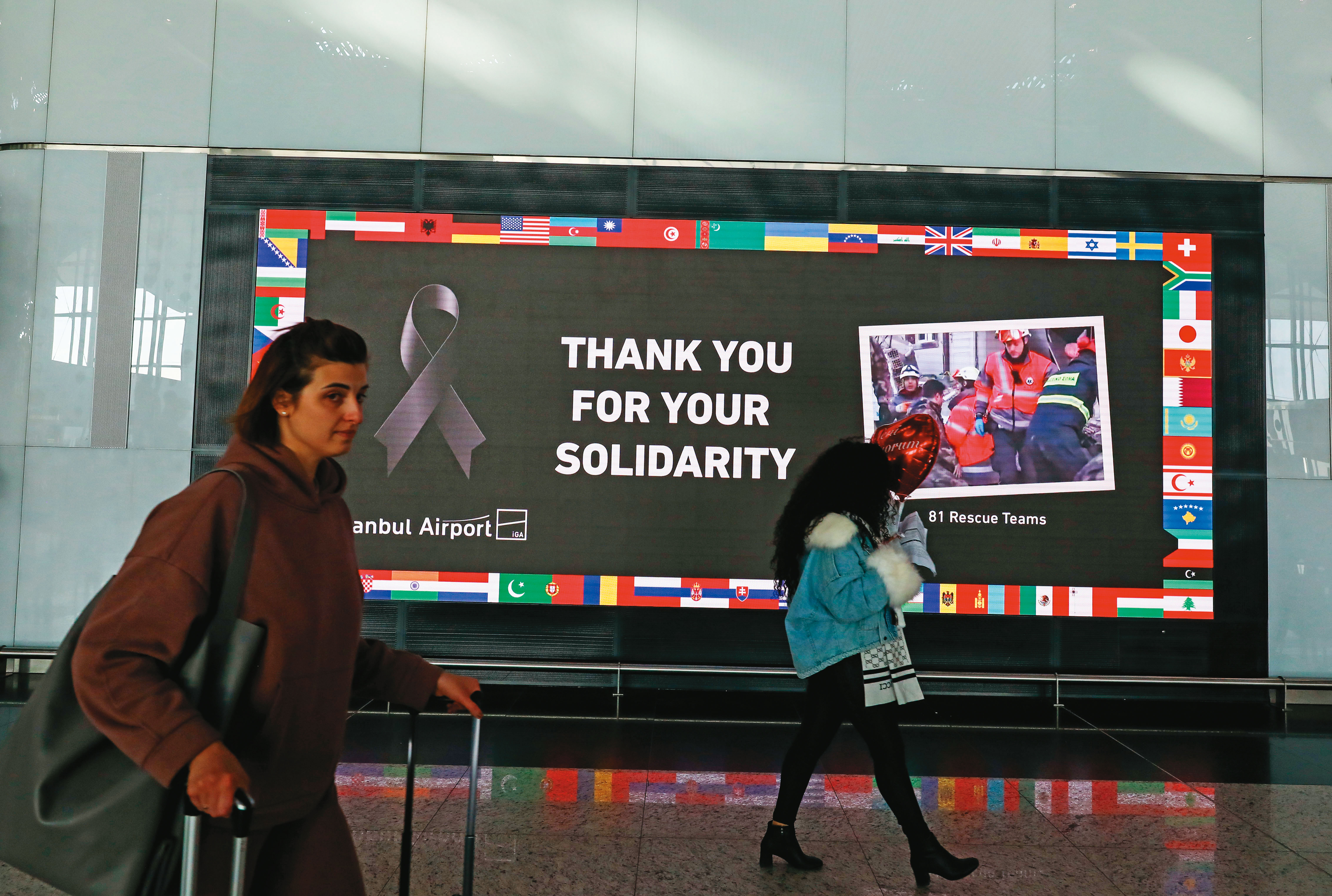 土耳其政府透過機場的電子看板感謝81國搜救隊，我國國旗也在其中。