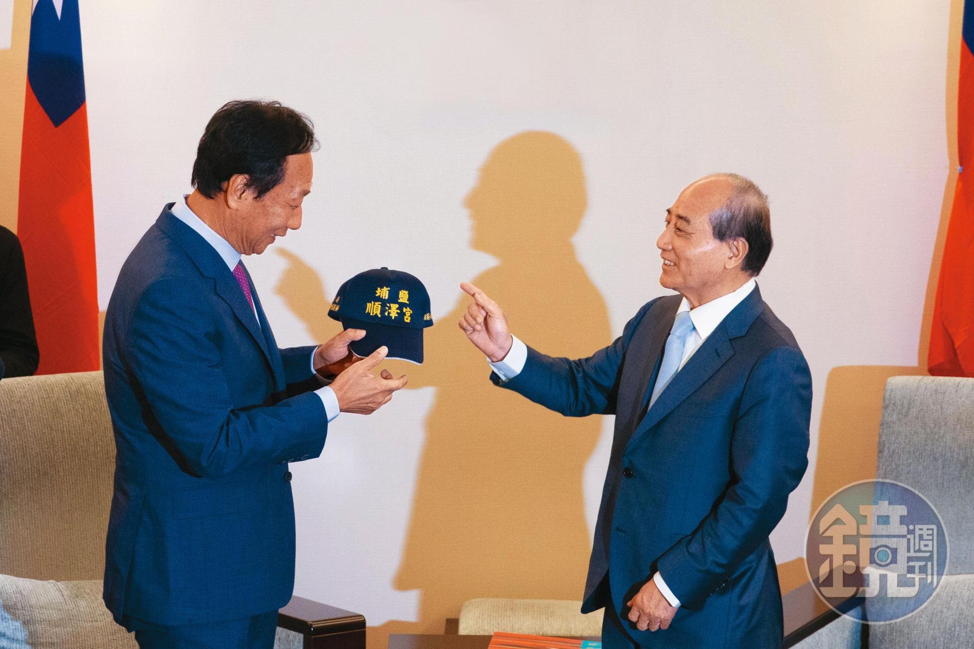 郭台銘2019年回國民黨參加總統初選，王金平當時送他一頂順澤宮帽，給予祝福，如今郭卻身陷黨籍問題。