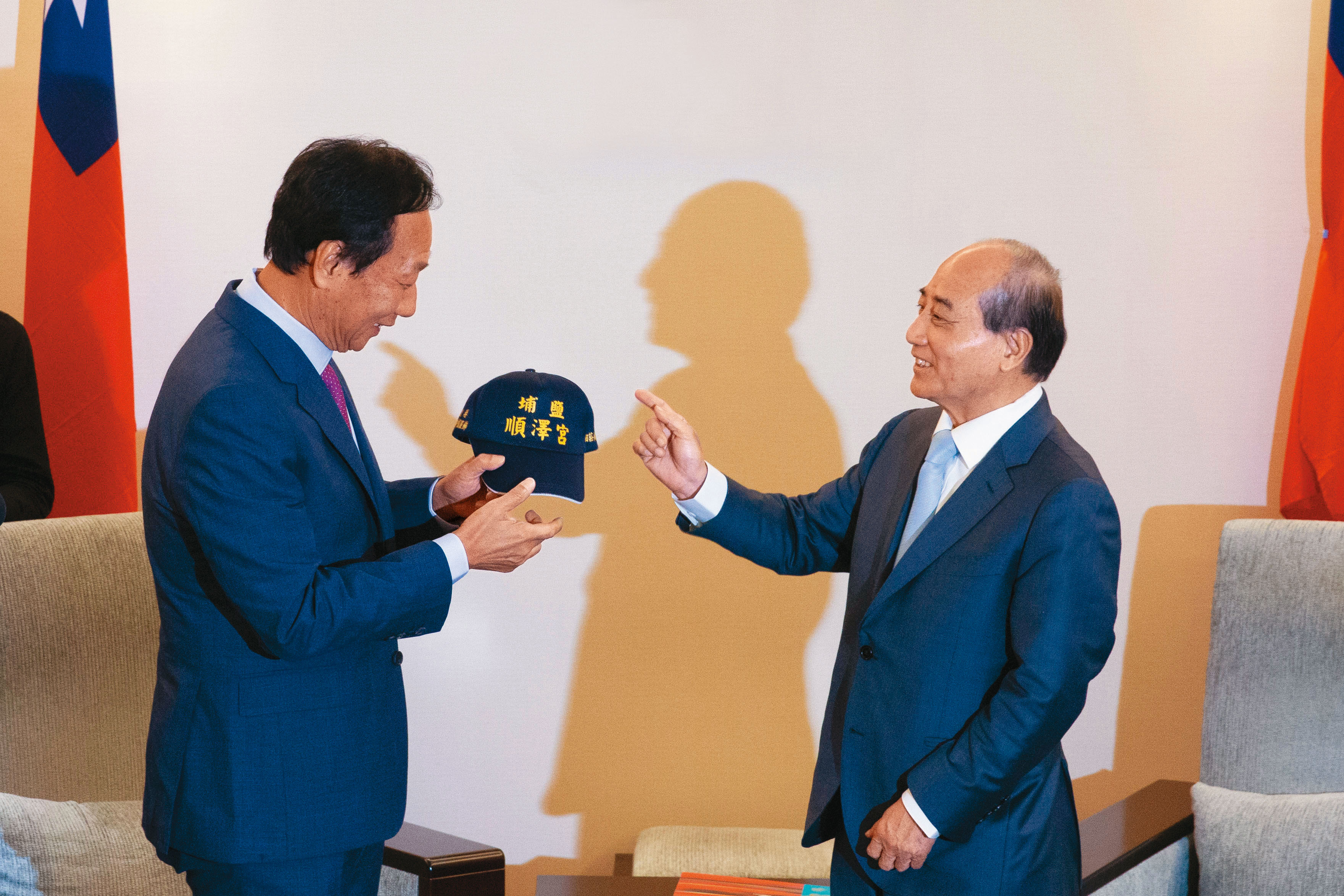 郭台銘2019年回國民黨參加總統初選，王金平當時送他一頂順澤宮帽，給予祝福，如今郭卻身陷黨籍問題。