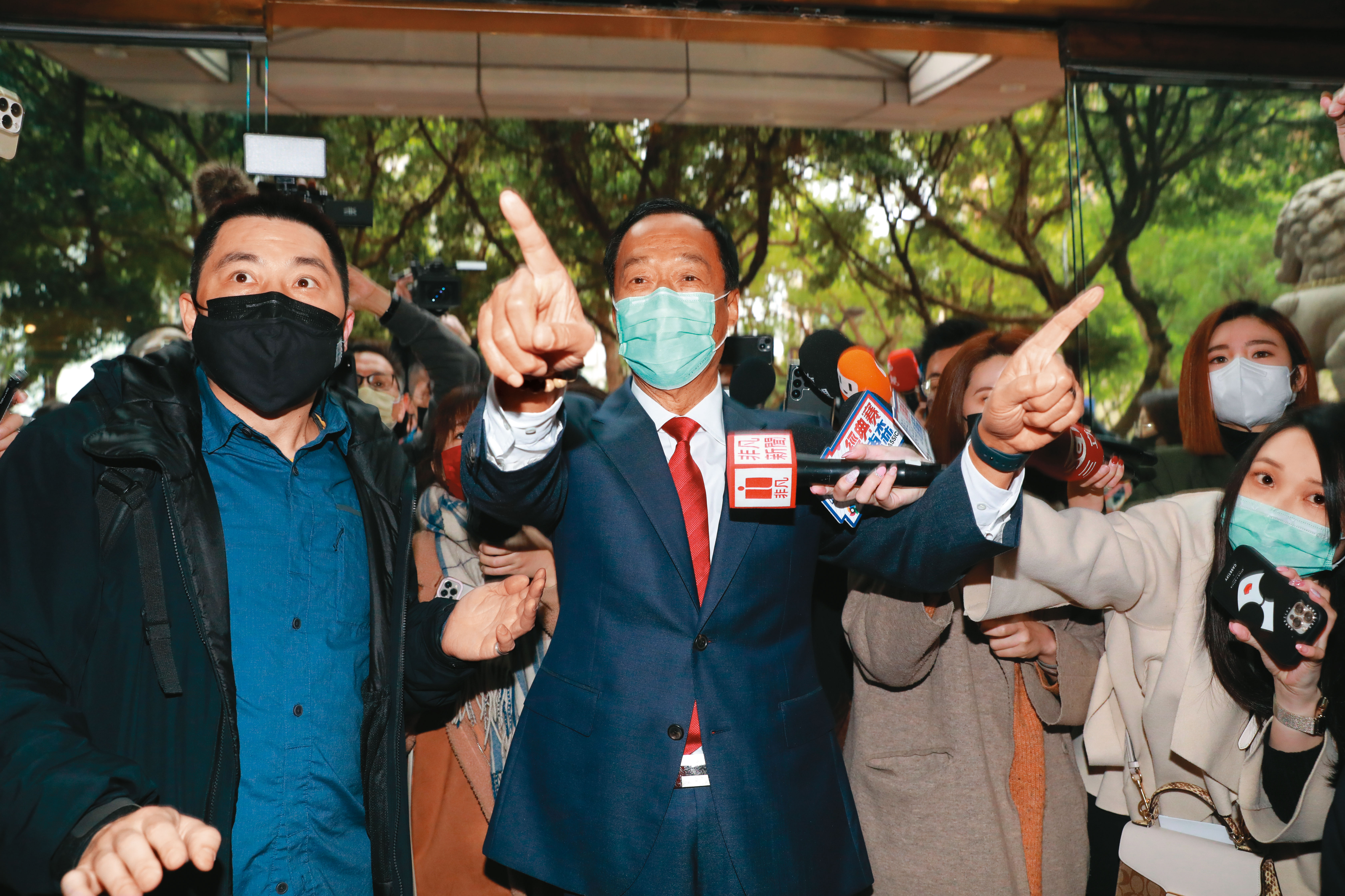 郭台銘爭取回國民黨選總統態度日趨明顯，14日赴宏國大樓拜會藍營本土派大老王金平。