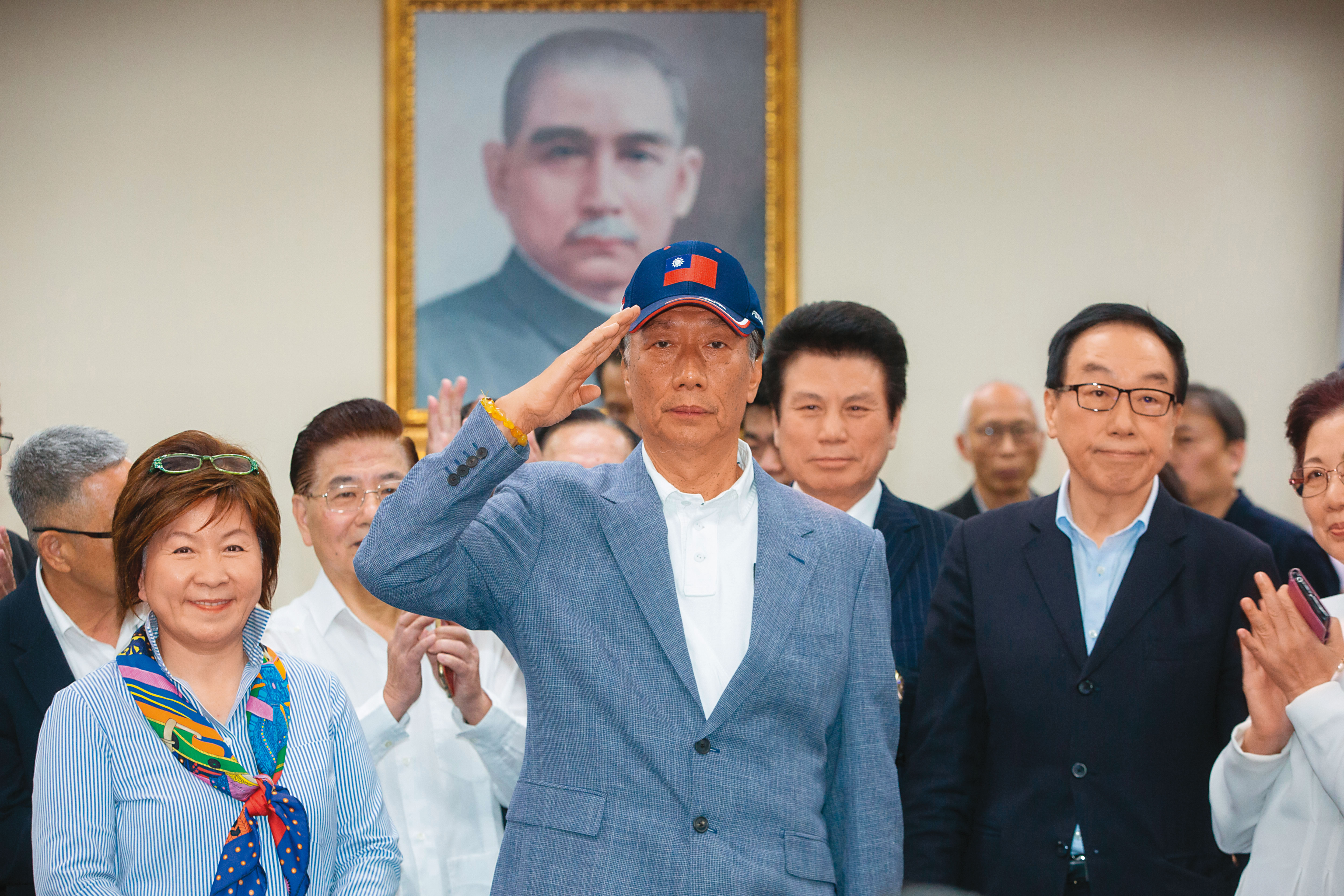 郭台銘2019年獲頒榮譽黨員狀,回國民黨選總統氣勢磅礴,如今卻因黨籍問題卡關。