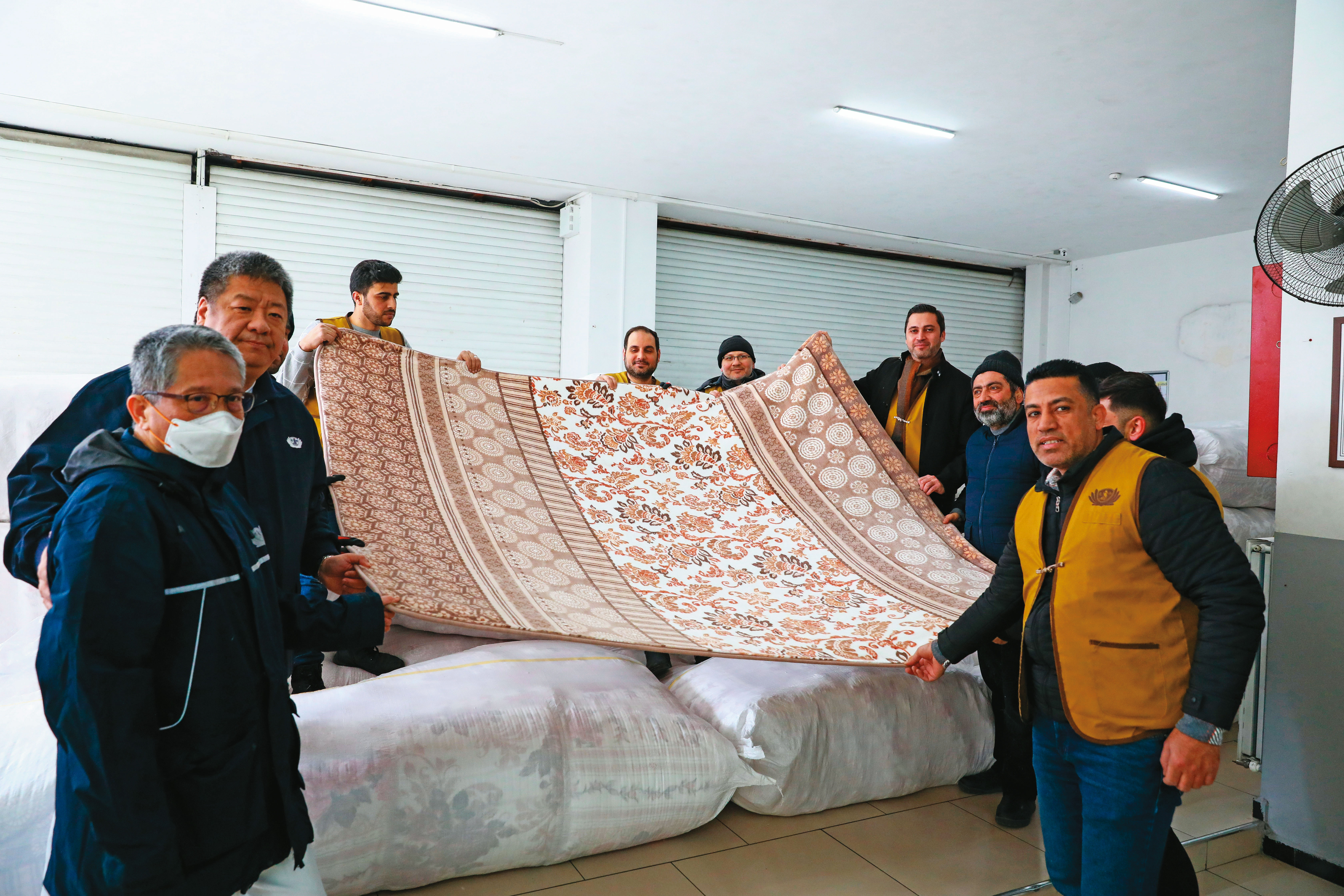 土耳其強震正值寒冬，慈濟基金會將發送12萬條毛毯給災民保暖。