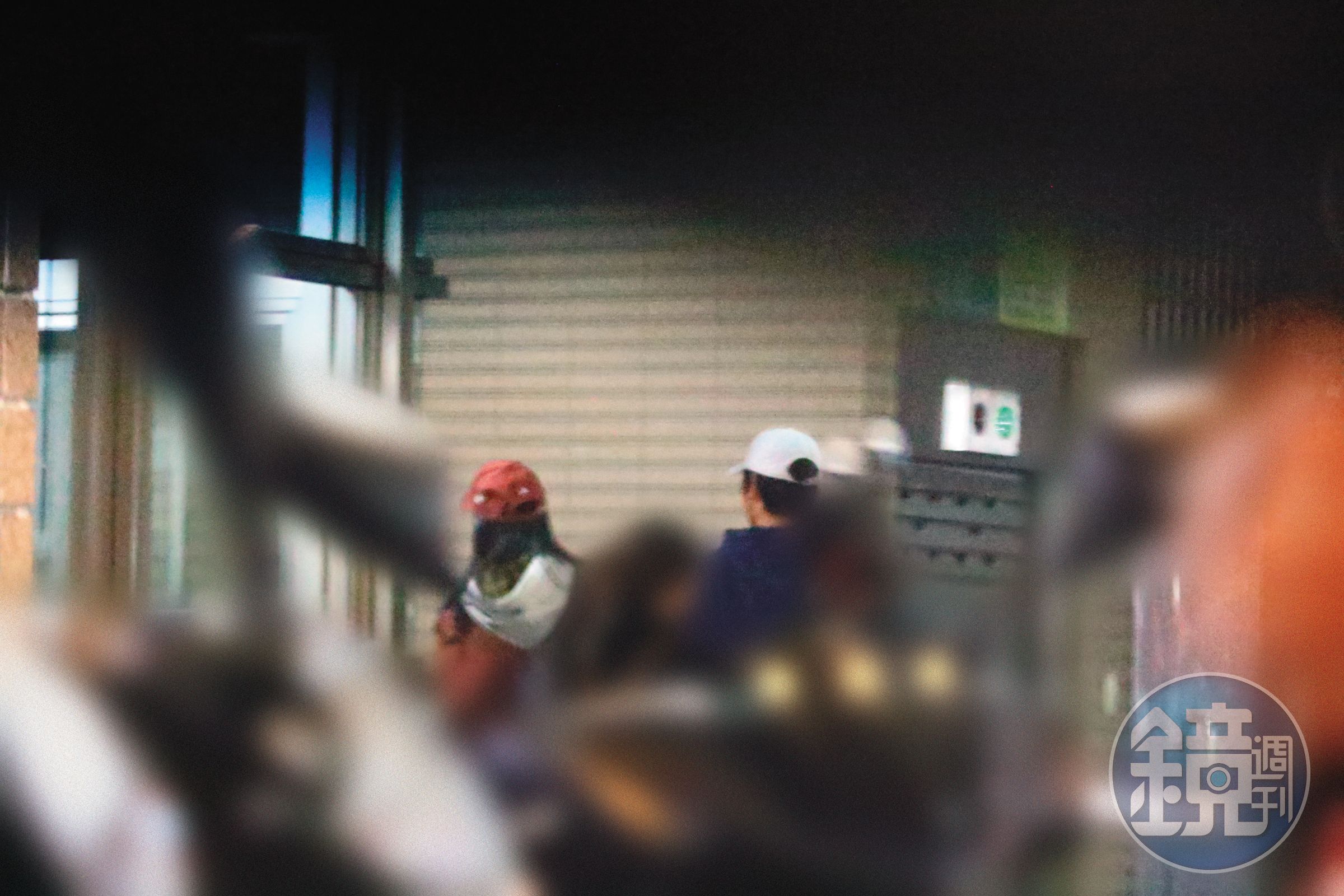 20:17 才說不會讓前男友(右)進家門的瑤瑤(左),又將李振遠拎回家。