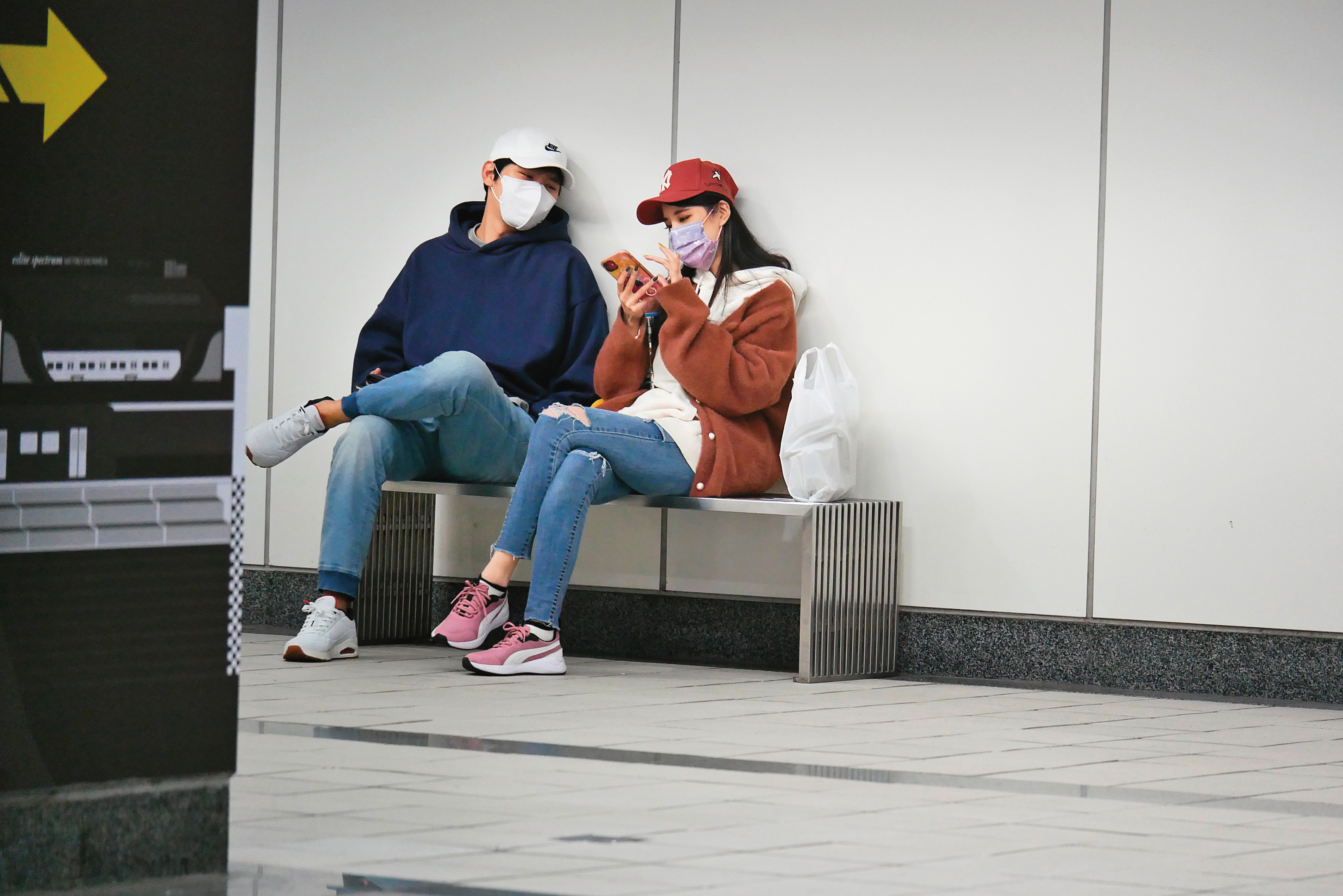 2/13　18：30　瑤瑤（右）在地下街等待一度分手的男友李振遠（左）前來，兩人坐著聊了一會。