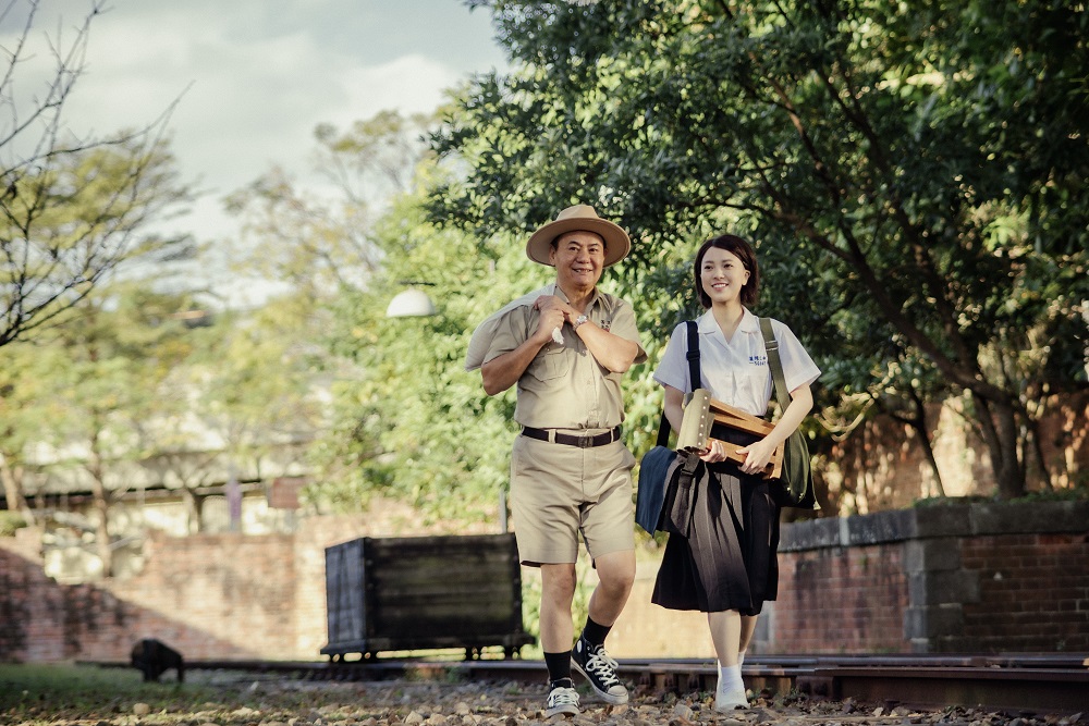蔡振南（左）在《藏鏡人》片中和項婕如（右）演出對手戲，致敬《戀戀風塵》。（國家影視聽中心提供）