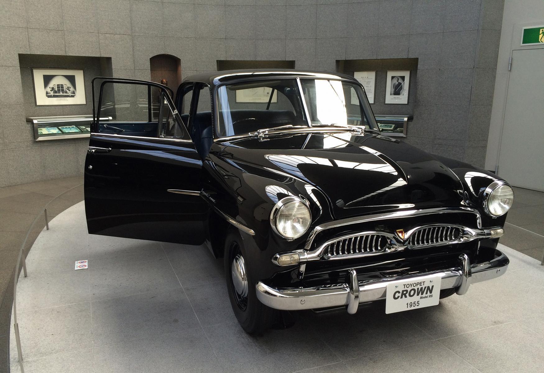 1955年開始日本的GDP每年以10%以上的速度成長，強大的商務需求讓初代目Crown大賣，奠定了TOYOTA之後稱霸日本、甚至是全球車壇的基礎， 堪稱是其「起家車」也不為過。