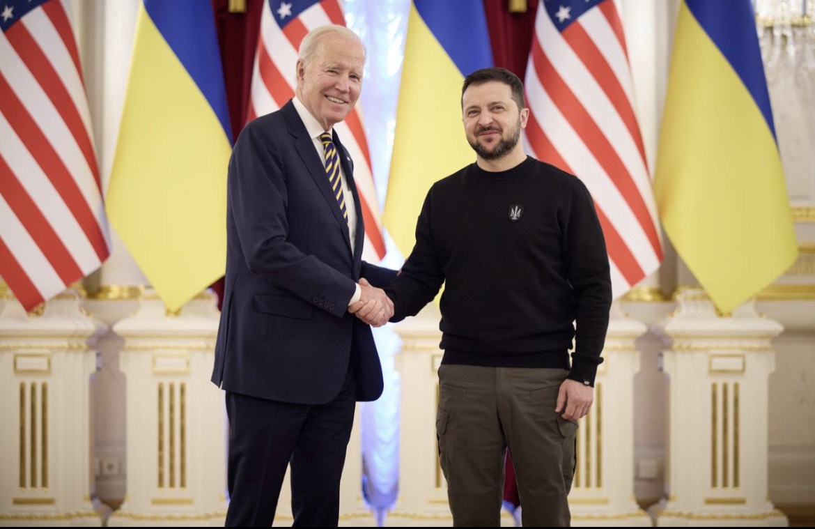 烏克蘭總統澤倫斯基曝光和美國總統拜登同框握手照。（翻攝自澤倫斯基IG）