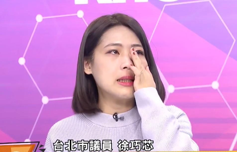 面對名嘴陳揮文建議退黨,徐巧芯忍不住哽咽。(翻攝自新聞大白話臉書)