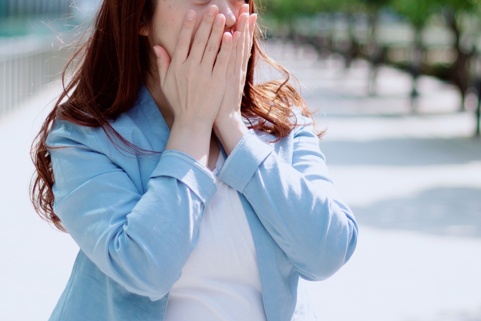 名女網友偷看弟弟手機，發現弟弟保密的交往對象竟是她的前男友。（示意圖，photoAC）