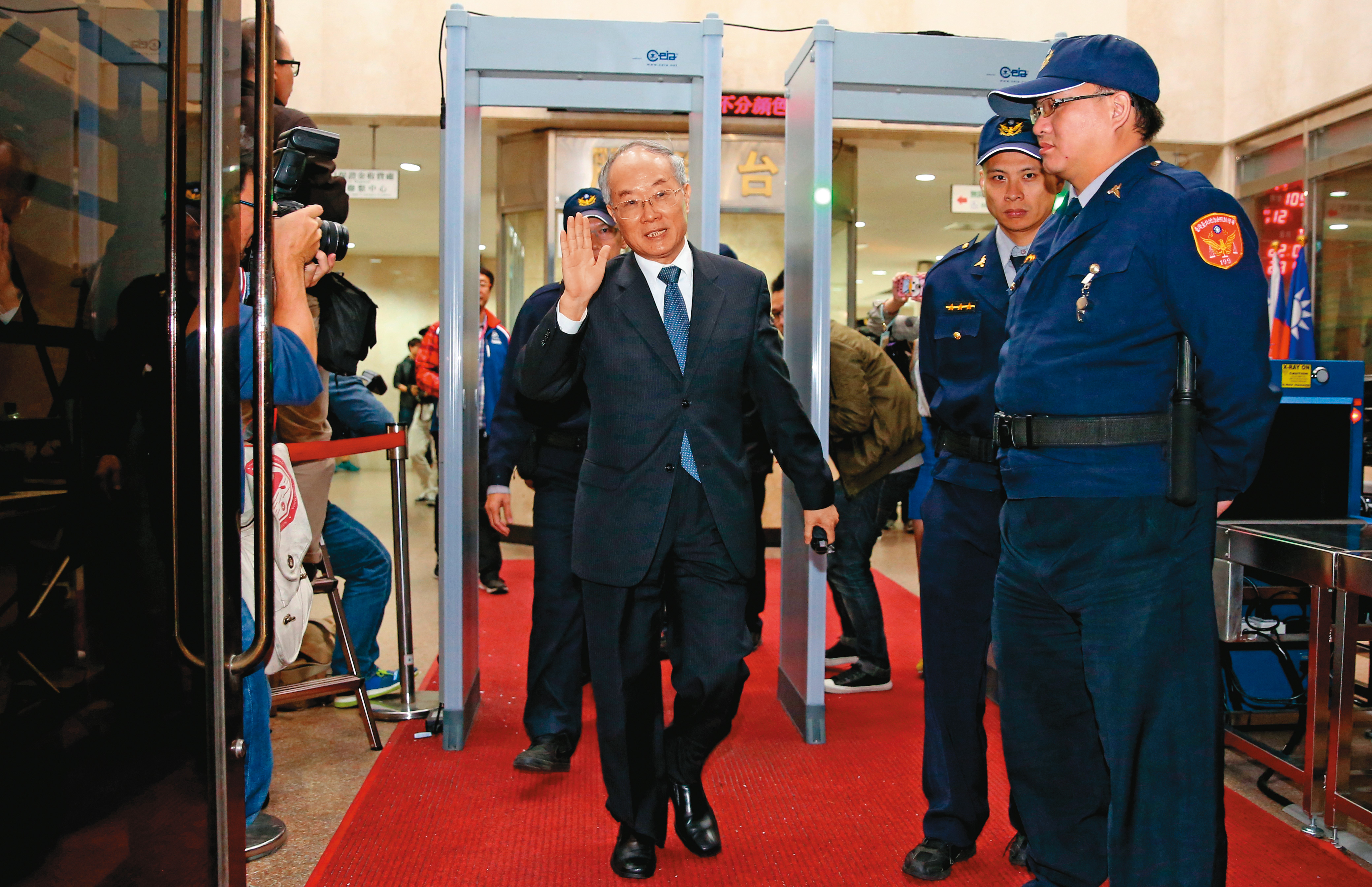 時任檢察總長黃世銘收到匿名檢舉花酒案後大為震怒，下令徹查，才引爆一連串案外案。