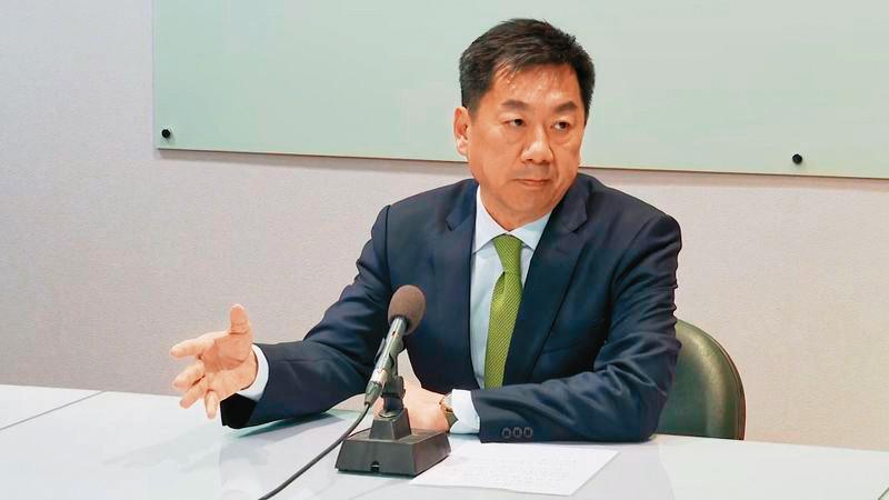 行政院發言人陳宗彥（圖）因性招待疑雲火速請辭下台。（翻攝《鏡新聞》）
