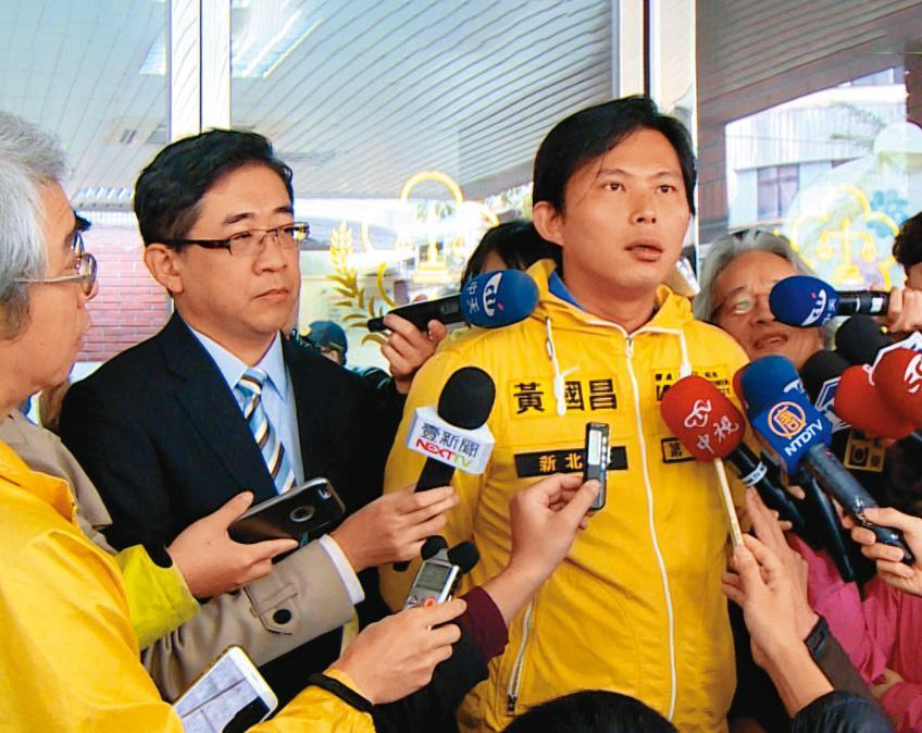 林仲斌的辯護律師鄭深元(左)與時力前主席黃國昌(右)合作關係緊密。(《東森新聞》提供)