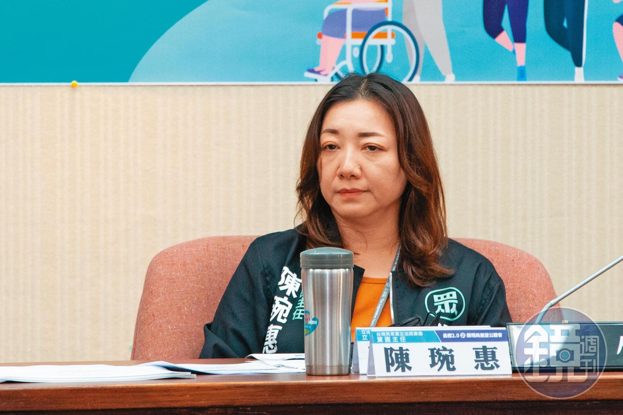 立委陳琬惠選宜蘭縣長時,黃國昌也狂轟她的對手江聰淵,形同另類站台。