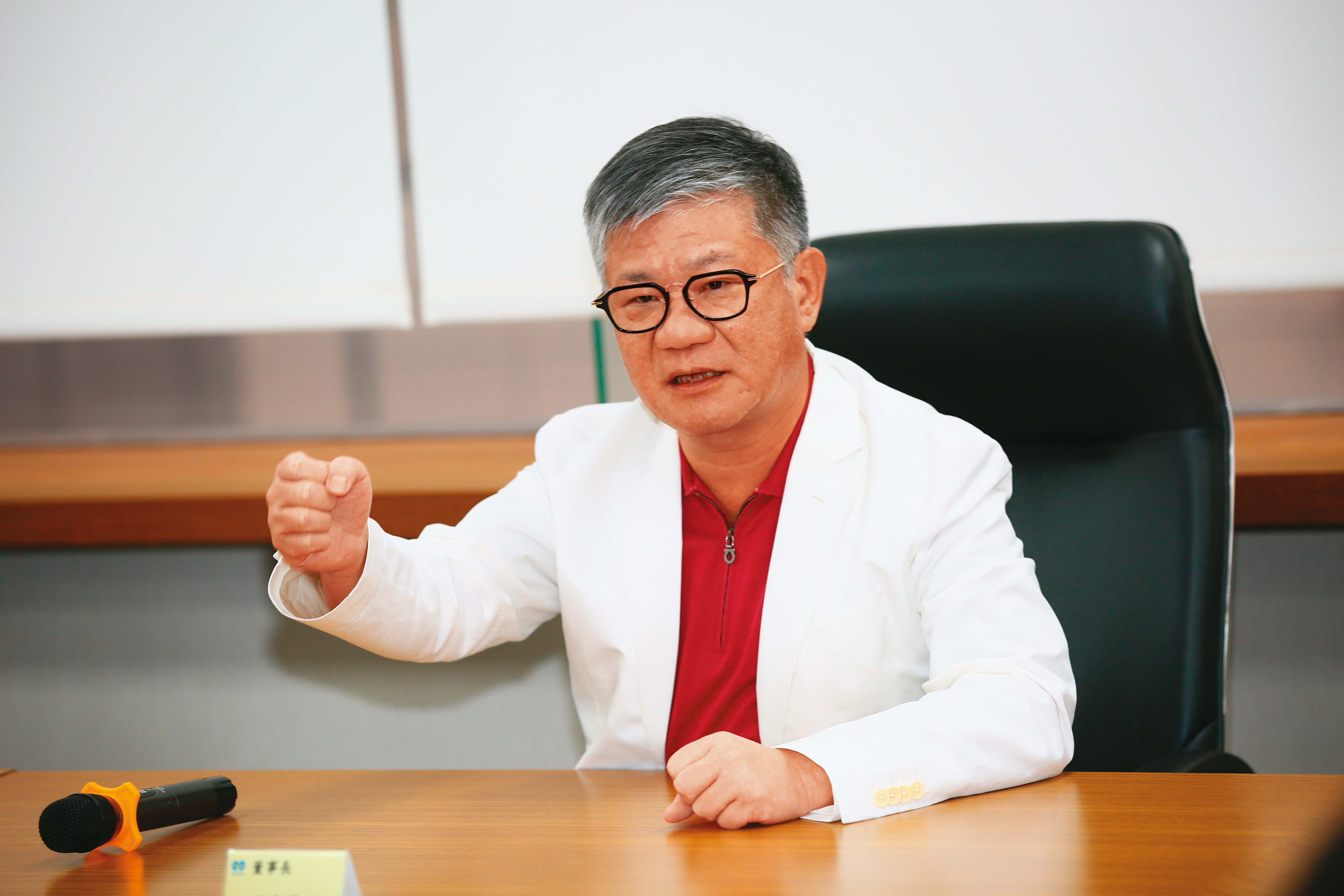 為尋求其他獨董支持，市場派劉偉龍積極奔走。