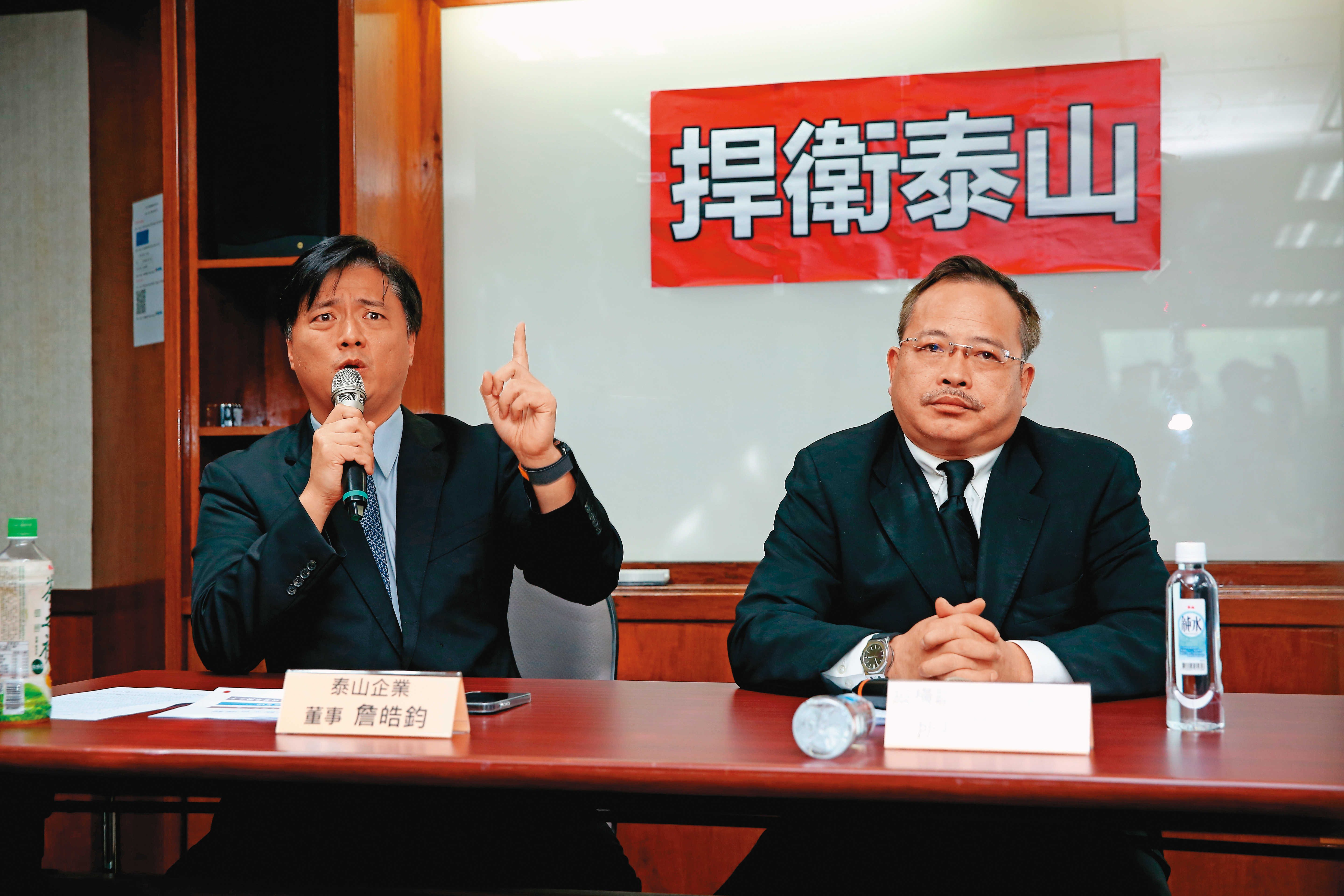 陳敏薰態度忽然轉變，讓詹皓鈞（左）等詹家人相當不解。