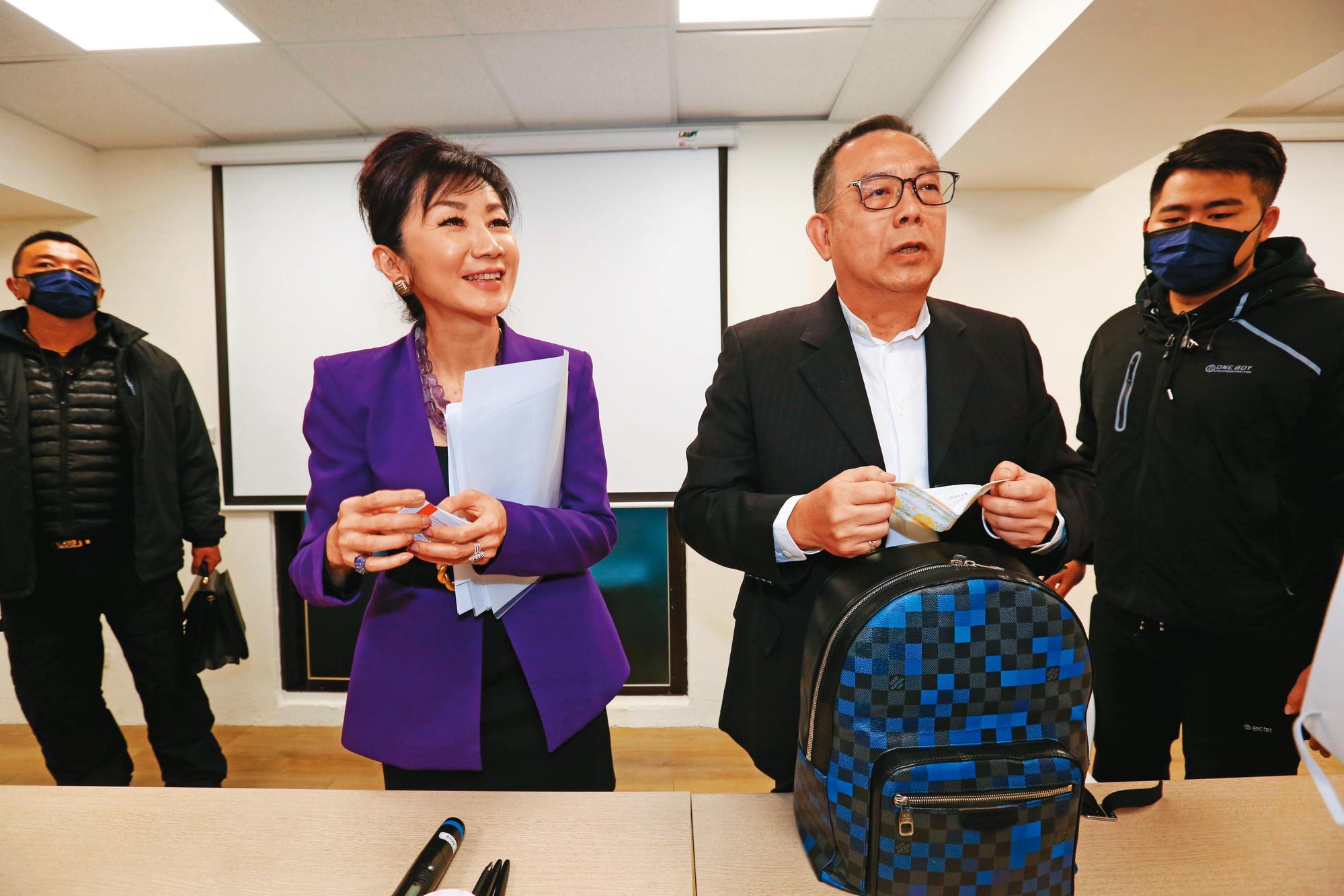 陳敏薰(左)、杜英達(右)20日召開記者會,強調獨董不屬於任何陣營。