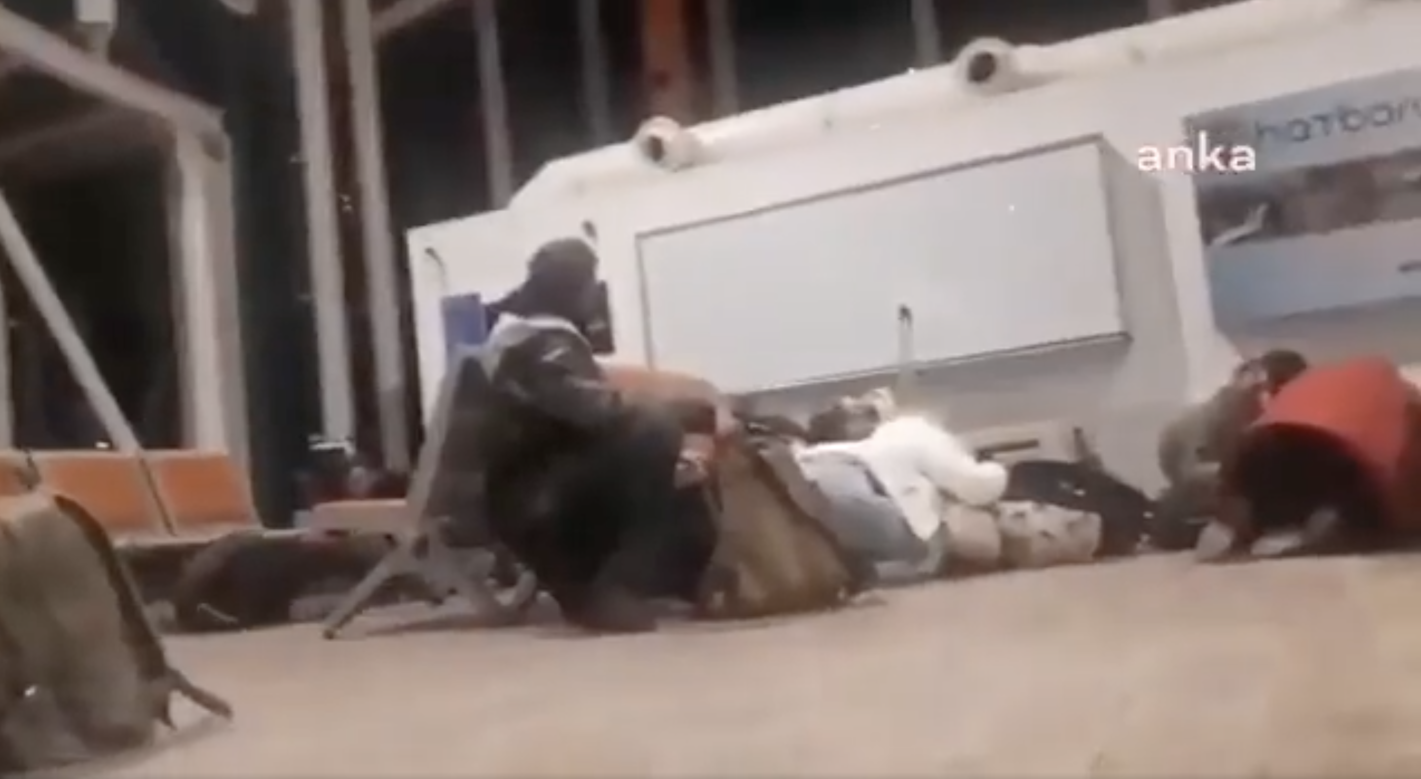 土耳其還沒走出6日強震的傷痛，今日又發生規模6.4地震，民眾嚇得蹲低、逃出建物。（翻攝自推特）