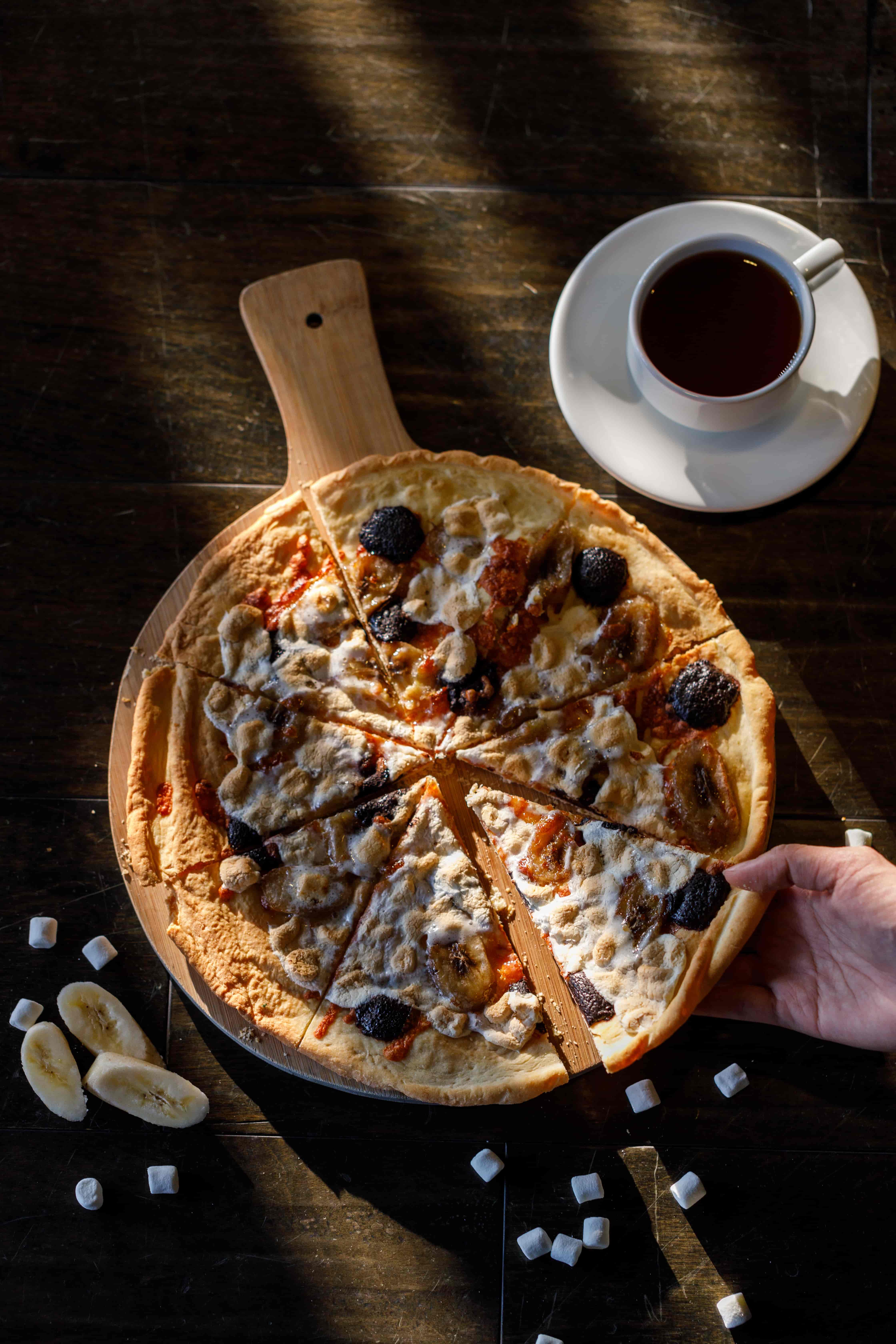 「香蕉巧克力pizza」的「蕉」氣飽滿，與台灣產苦甜巧克力合拍又不膩口。（220元／10吋）