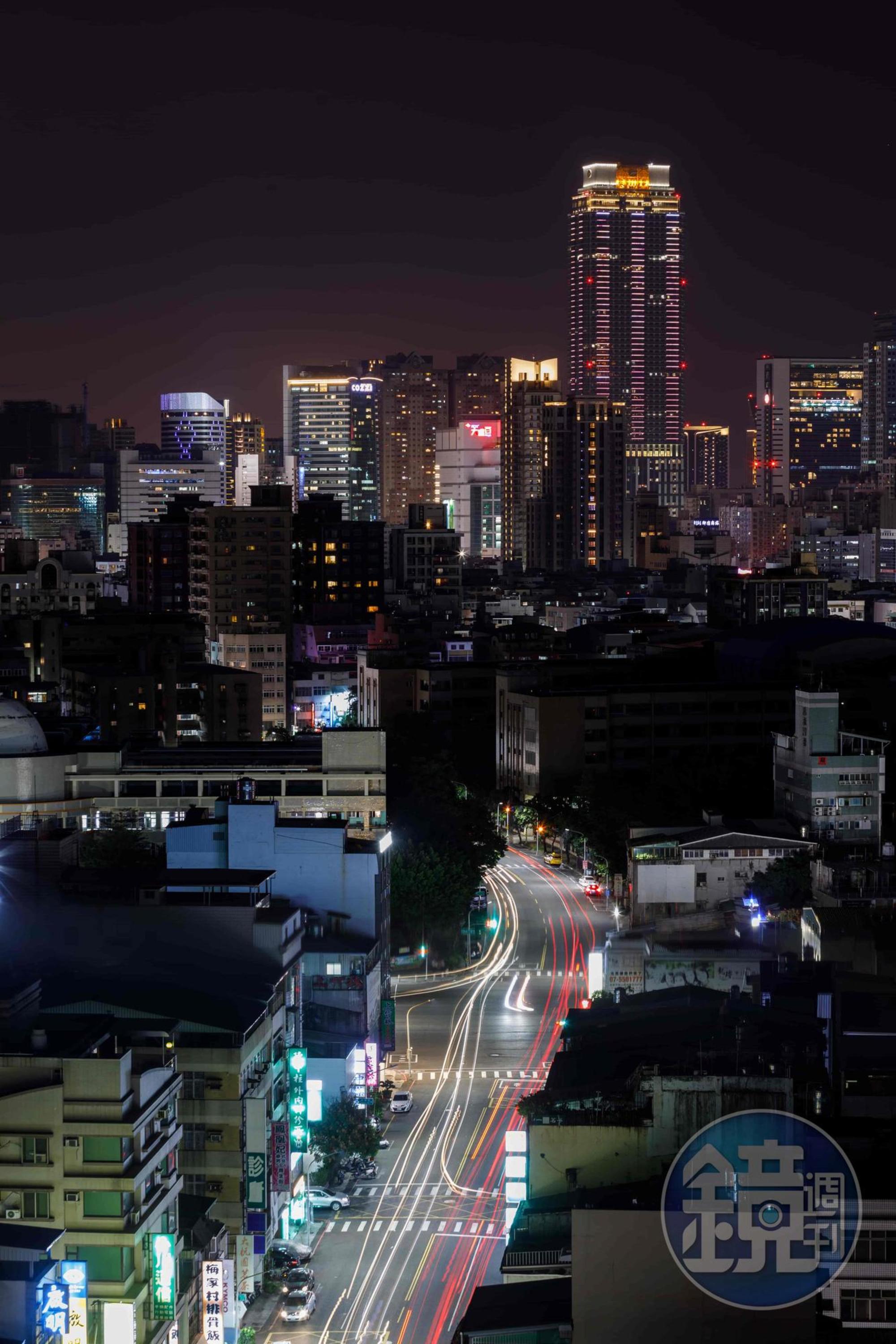 極佳視野讓「etage15」得到高雄城市夜景祕境的稱號。