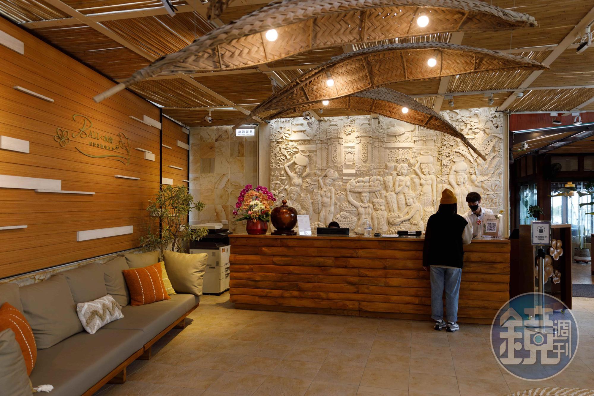 「水灣Bali景觀餐廳」八里店的接待大廳，氣派中有著十足的親切感。