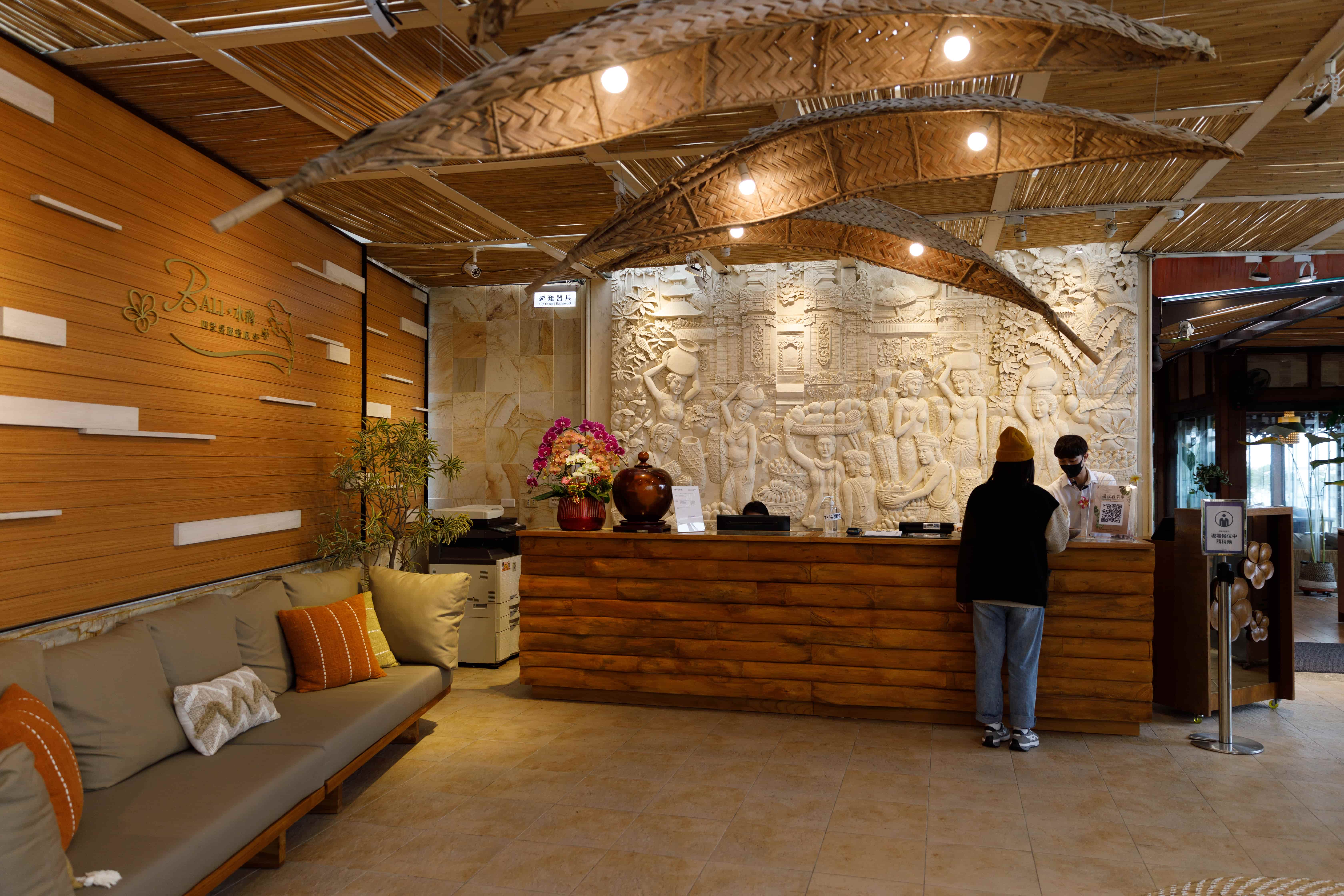 「水灣Bali景觀餐廳」八里店的接待大廳，氣派中有著十足的親切感。