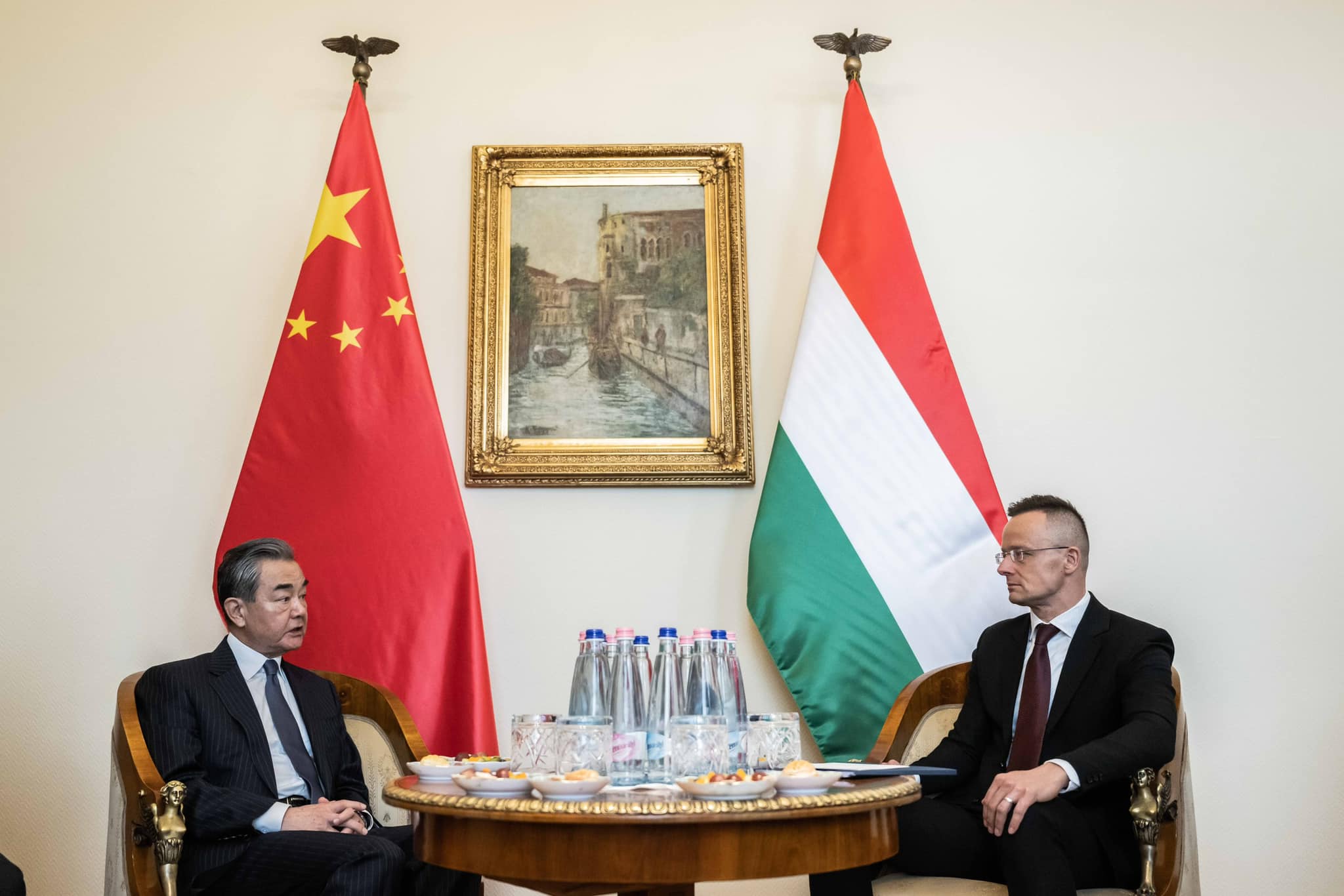 王毅（左）於匈牙利聲稱，願和他國合作終結戰事。（翻攝自Szijjártó Péter臉書）