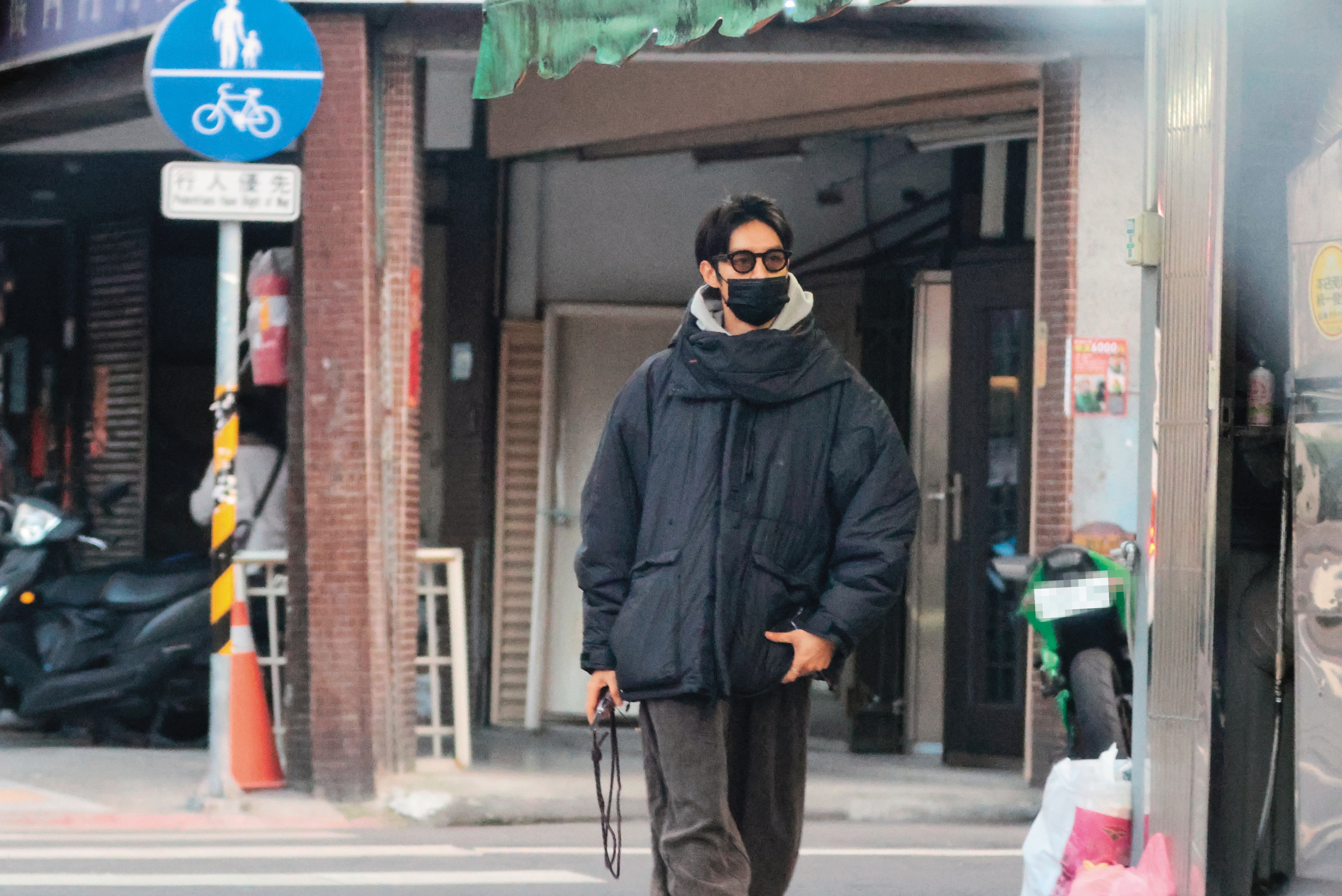 2/16 17：34 	本刊直擊曹佑寧離開店家時春風得意的步伐，而且手上還緊緊握著口袋疑似是買好的點心。