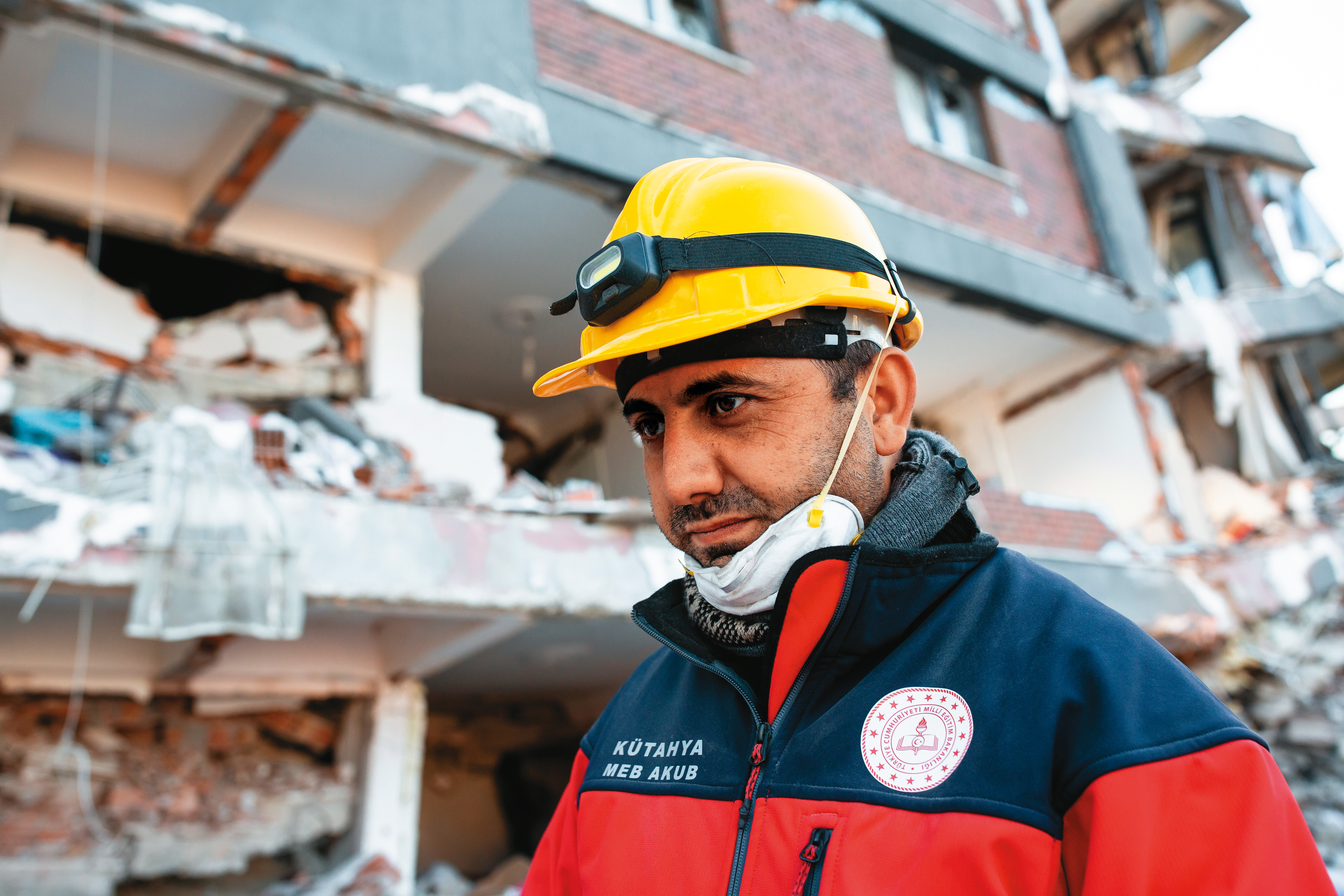 搜救隊志工Alperen Tekel在第一時間前往災區救災。