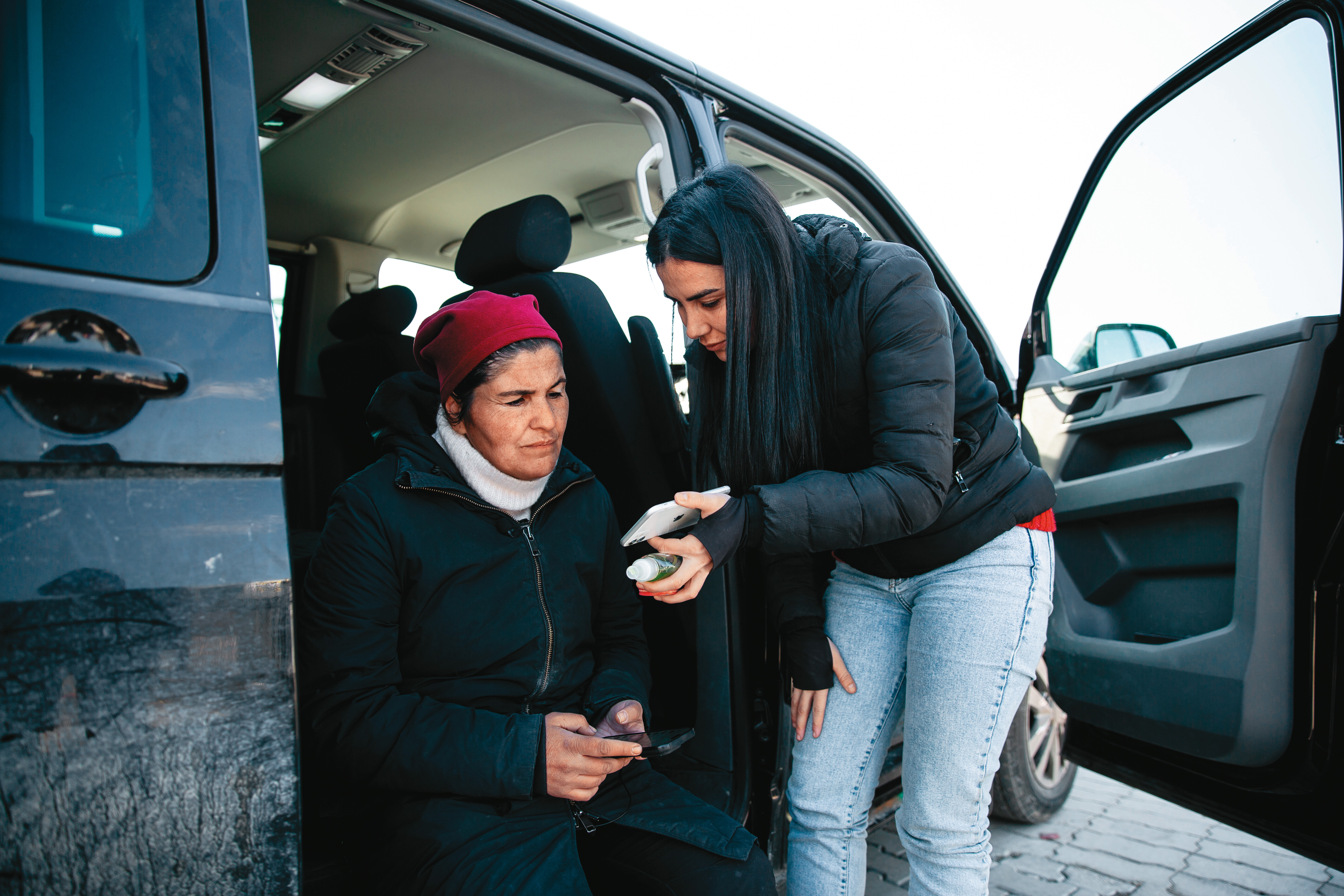 Elif Akkus（左）受訪時不斷確認消息。她在災民眼中仍看見希望。