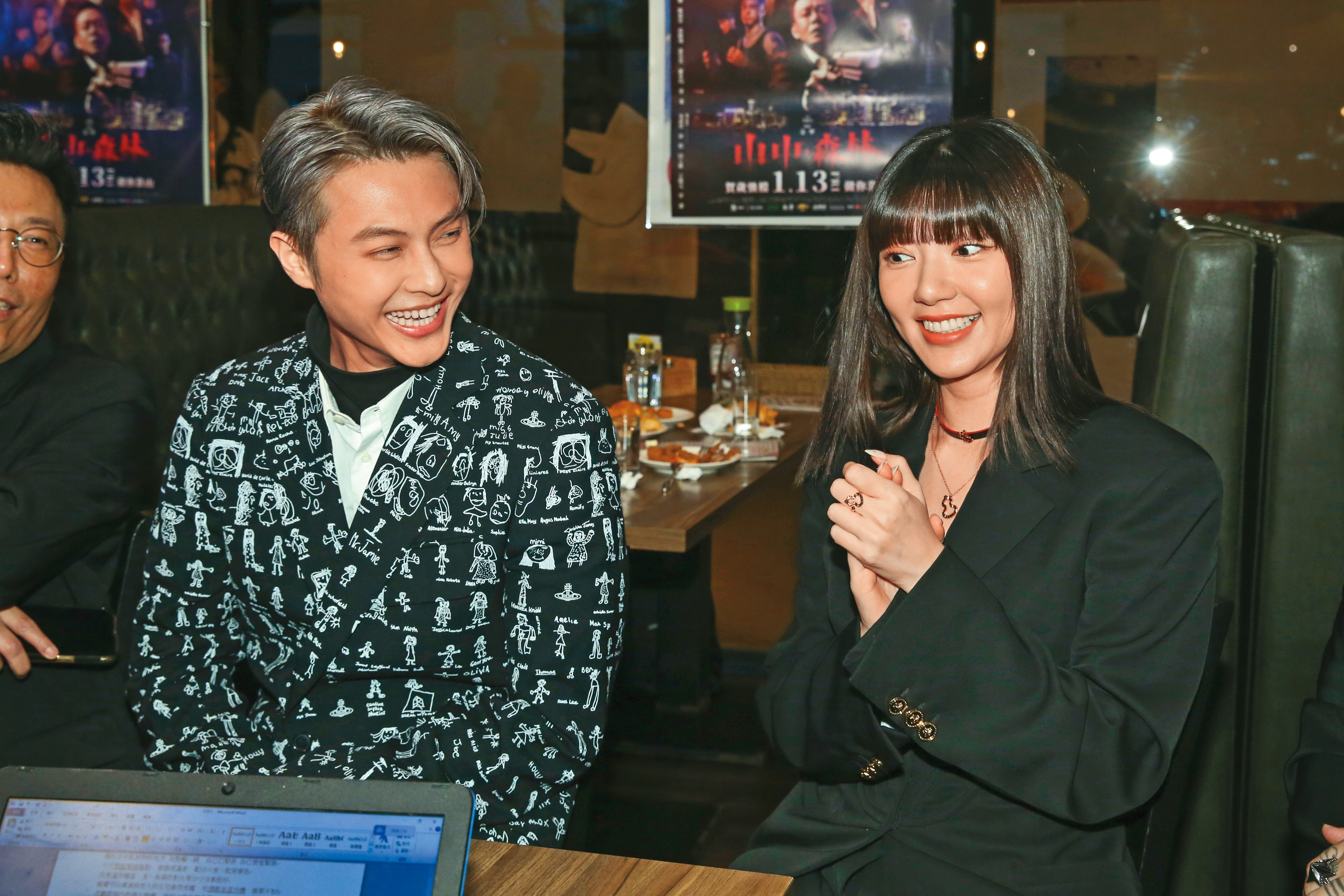 王子邱勝翊（左）與郭雪芙（右）因拍攝電影《山中森林》傳出戀情。