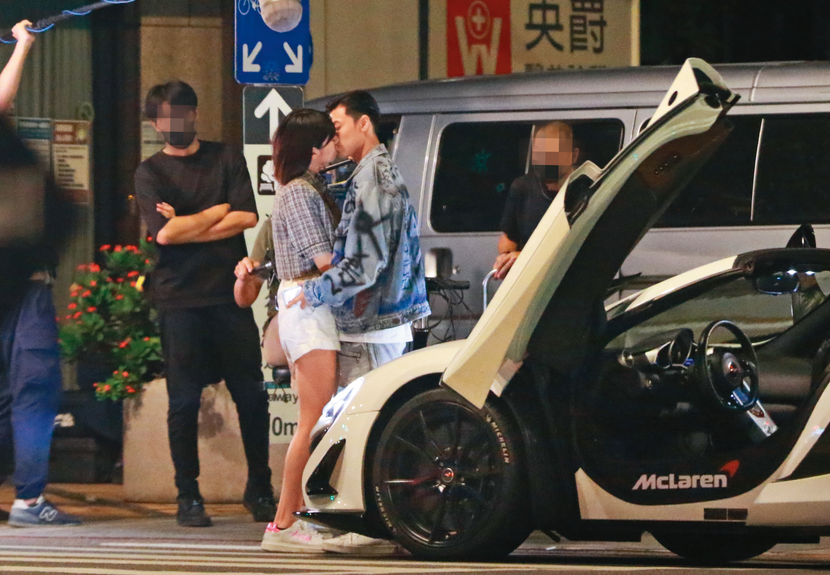 王子曾被本刊直擊跟郭雪芙在街頭拍攝親吻戲碼，拍吻戲吻出感覺。