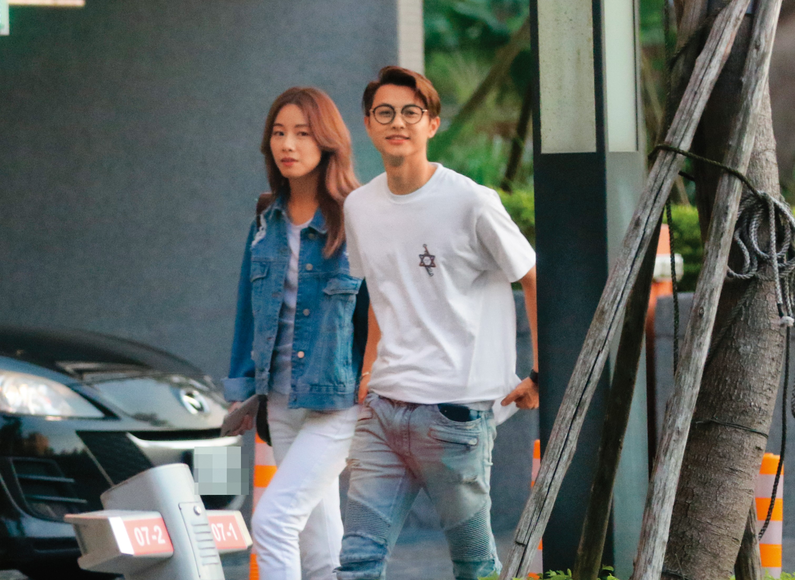 王子（右）與港星鄧麗欣（左）交往3年，2人愛得大方，卻因女方沒安全感及對結婚沒共識而分手。