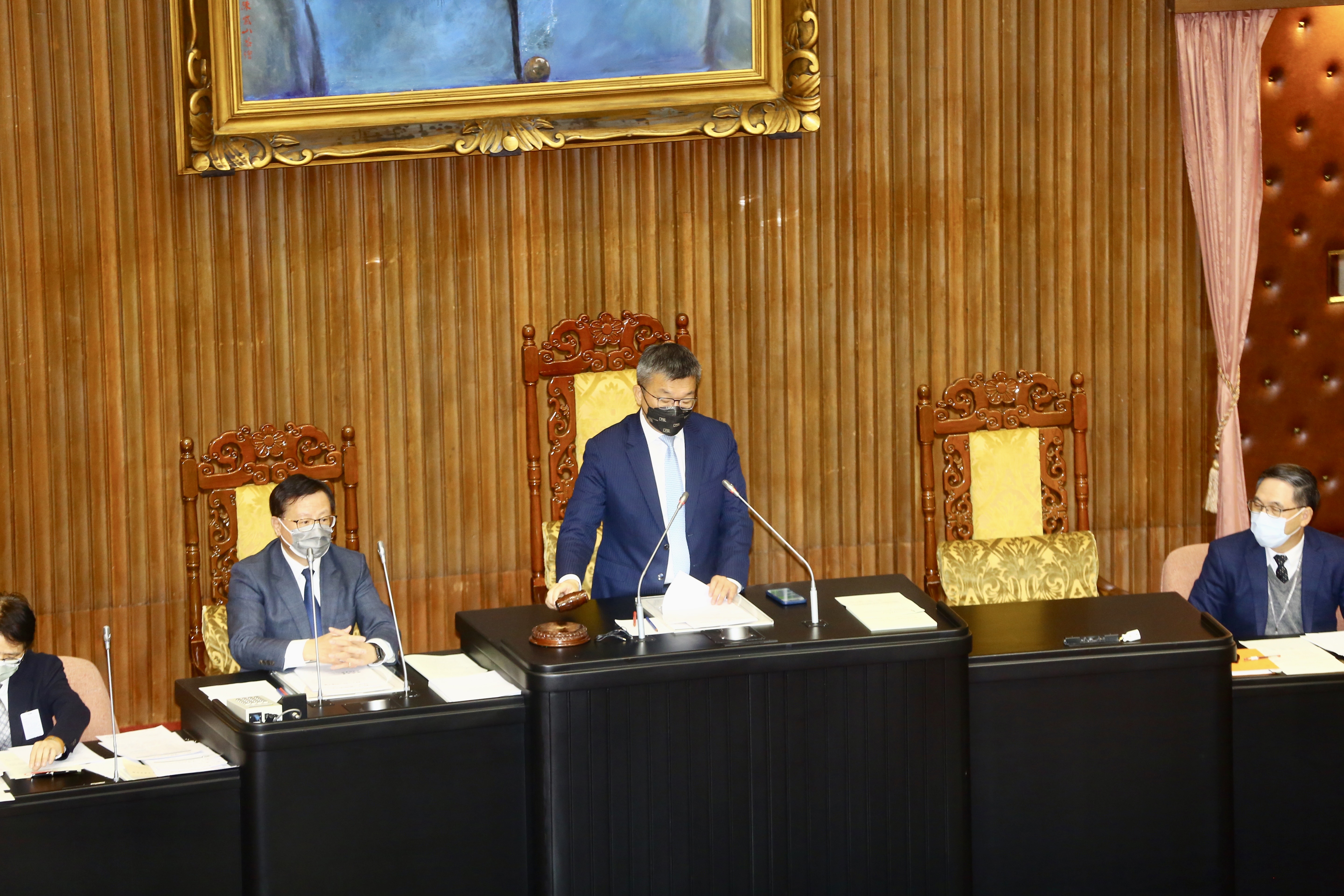 立法院今三讀《疫後特別條例》，立法院副院長蔡其昌（中）敲槌通過。