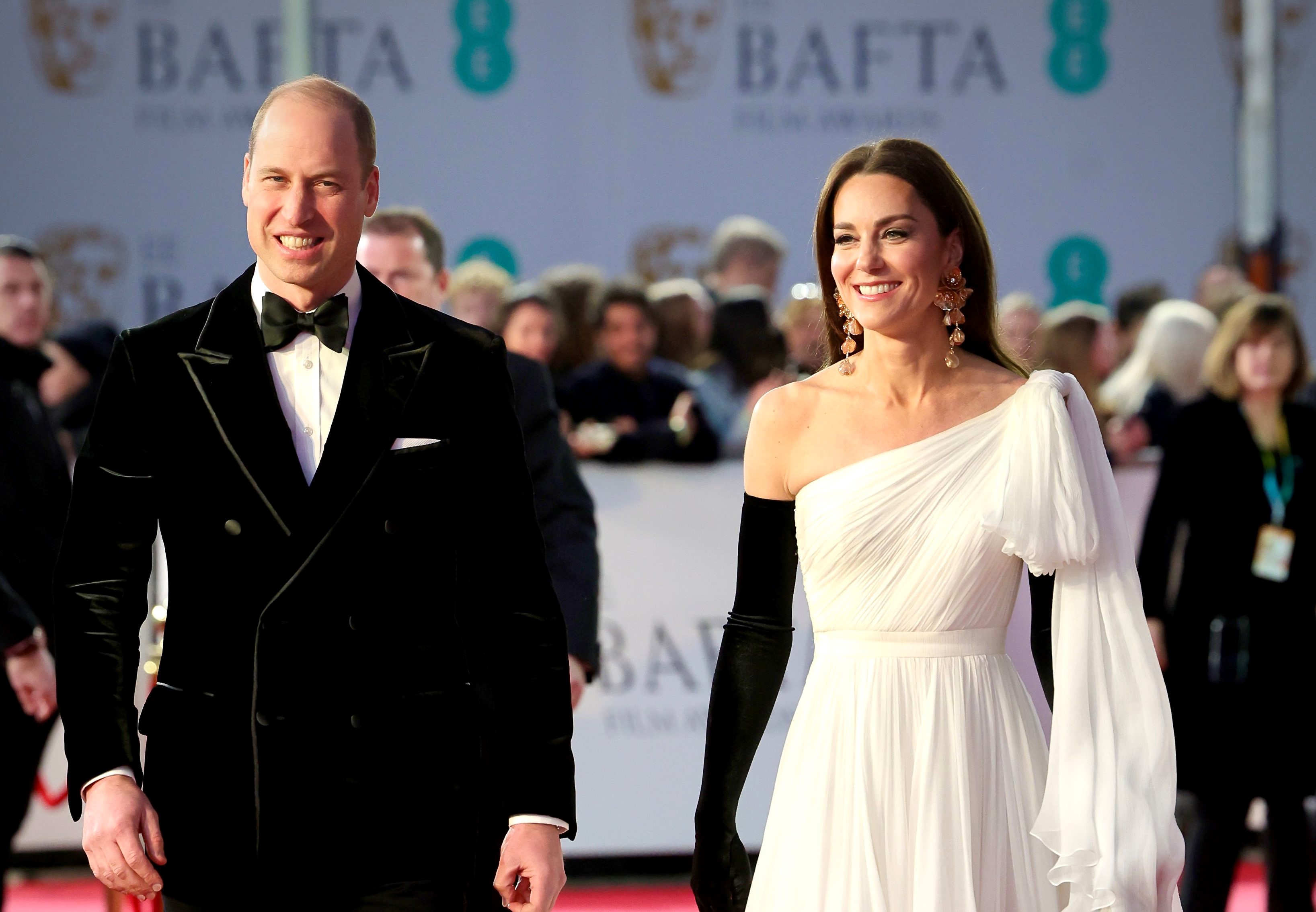 凱特王妃（右）與威廉王子亮相2023英國奧斯卡頒獎典禮。（翻攝@KensingtonRoyal推特）