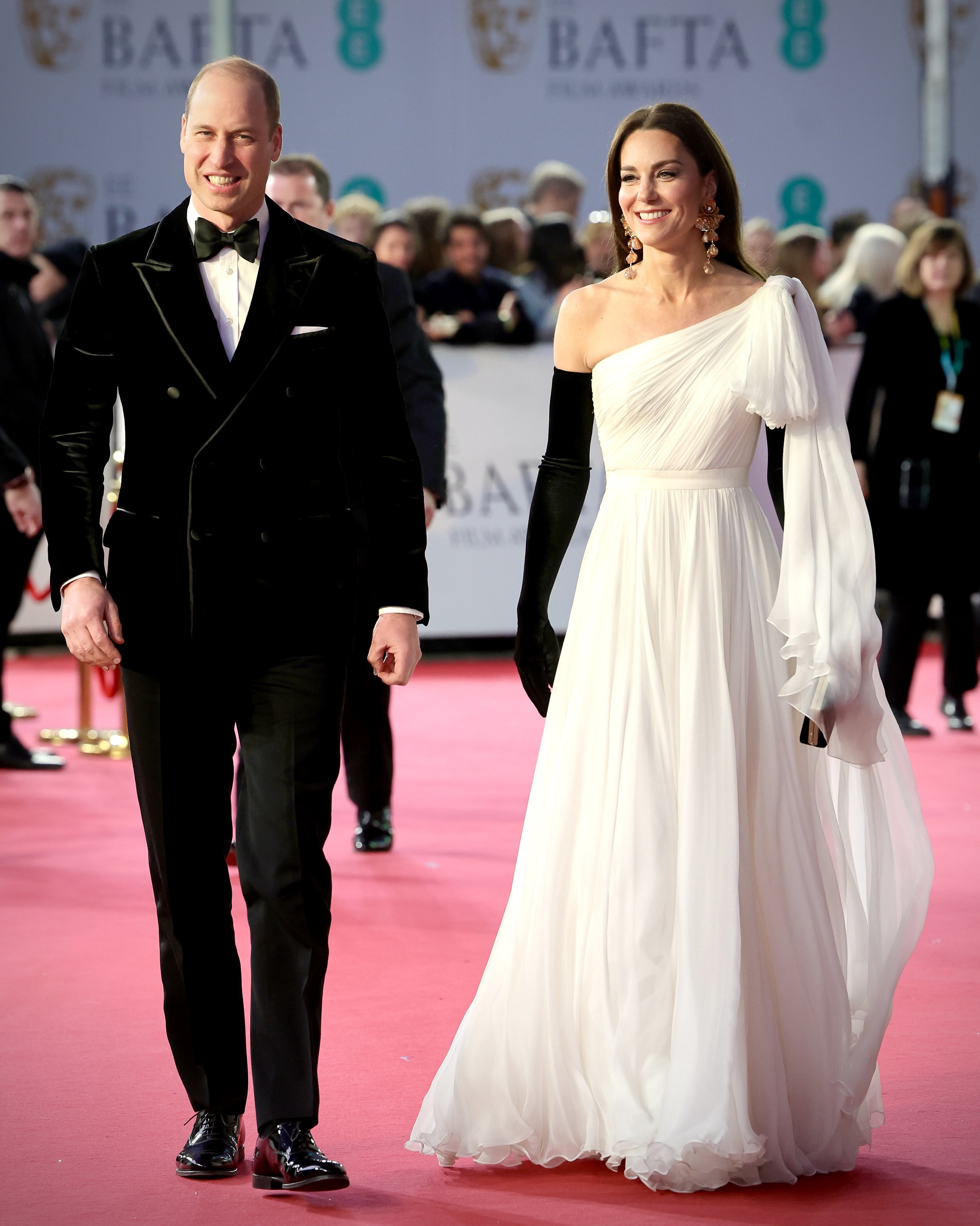 凱特王妃（右）與威廉王子亮相2023英國奧斯卡頒獎典禮。（翻攝@KensingtonRoyal推特）