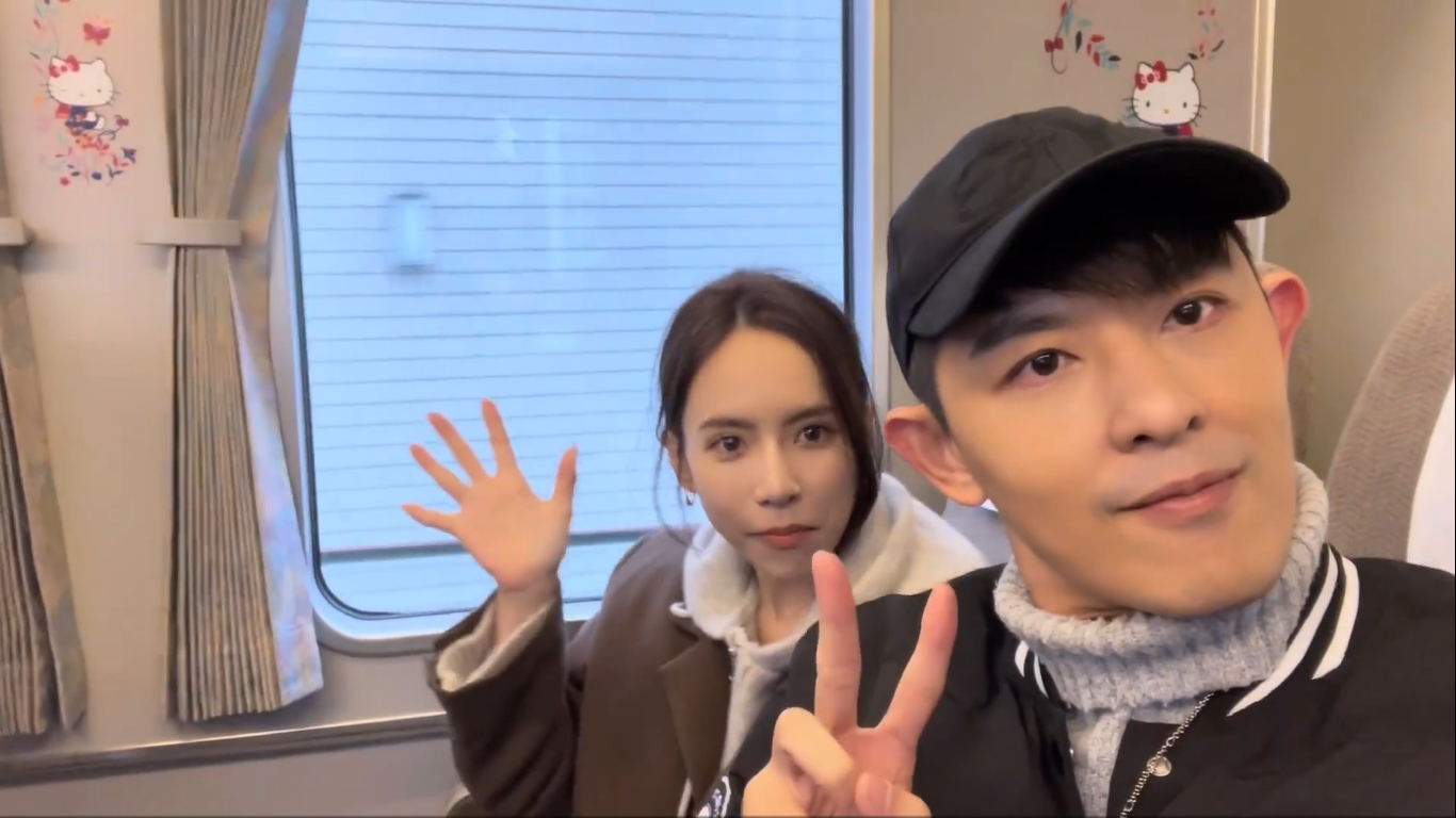 敖犬把情人節的影片貼上微博，與求婚成功的空姐女友發閃。（翻攝微博）