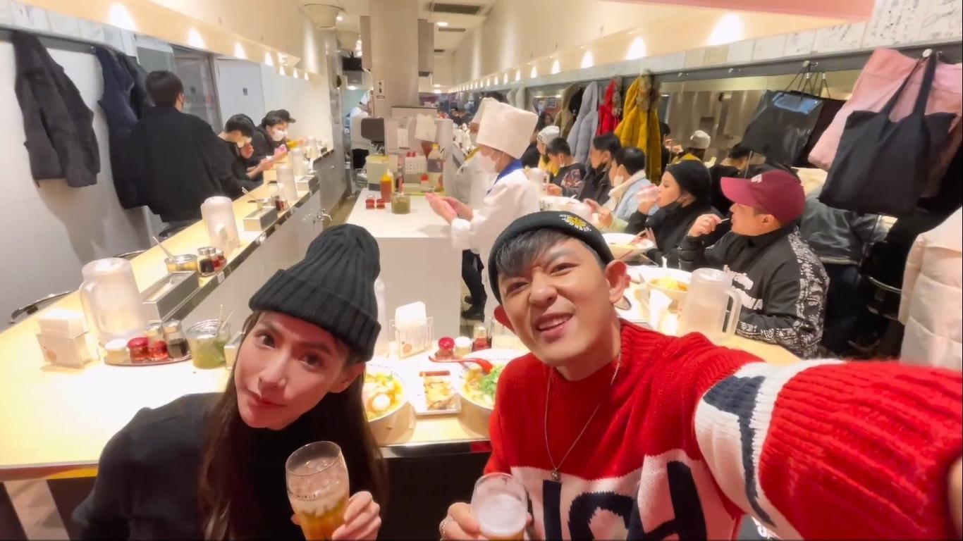 敖犬與空姐女友紀錄點點滴滴,並且以此搭上話題放閃。(翻攝微博)