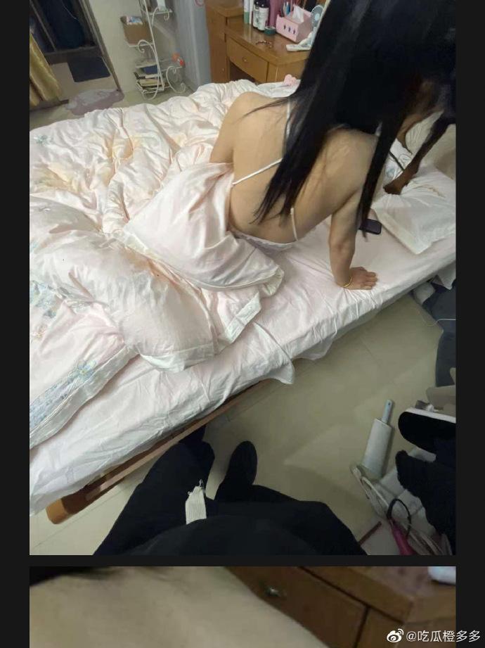 女子、男子、狗狗形成奇異的3P畫面。（翻自微博）