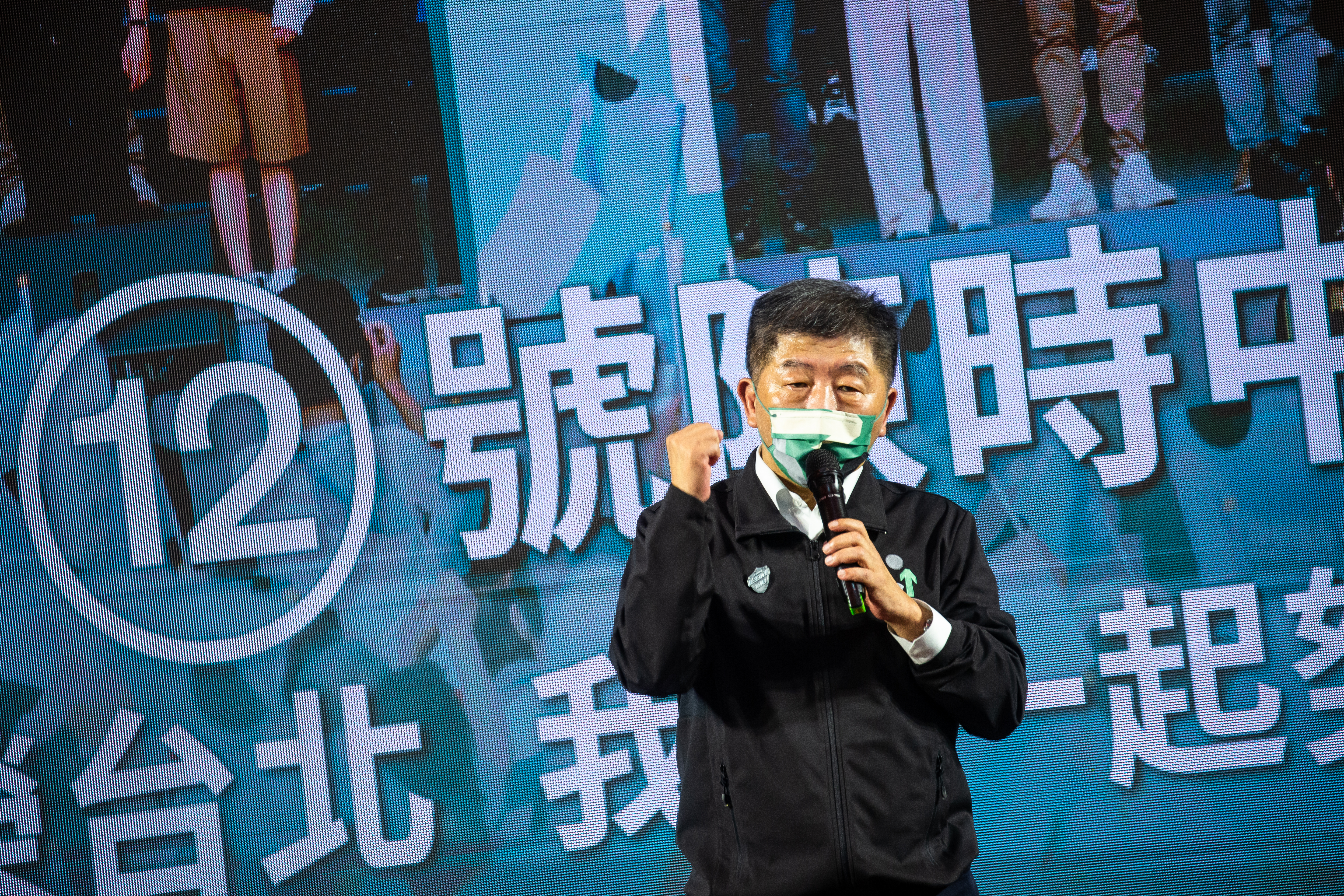 陳時中去年參選台北市市長時，選舉布條遭毀。（本刊資料照）