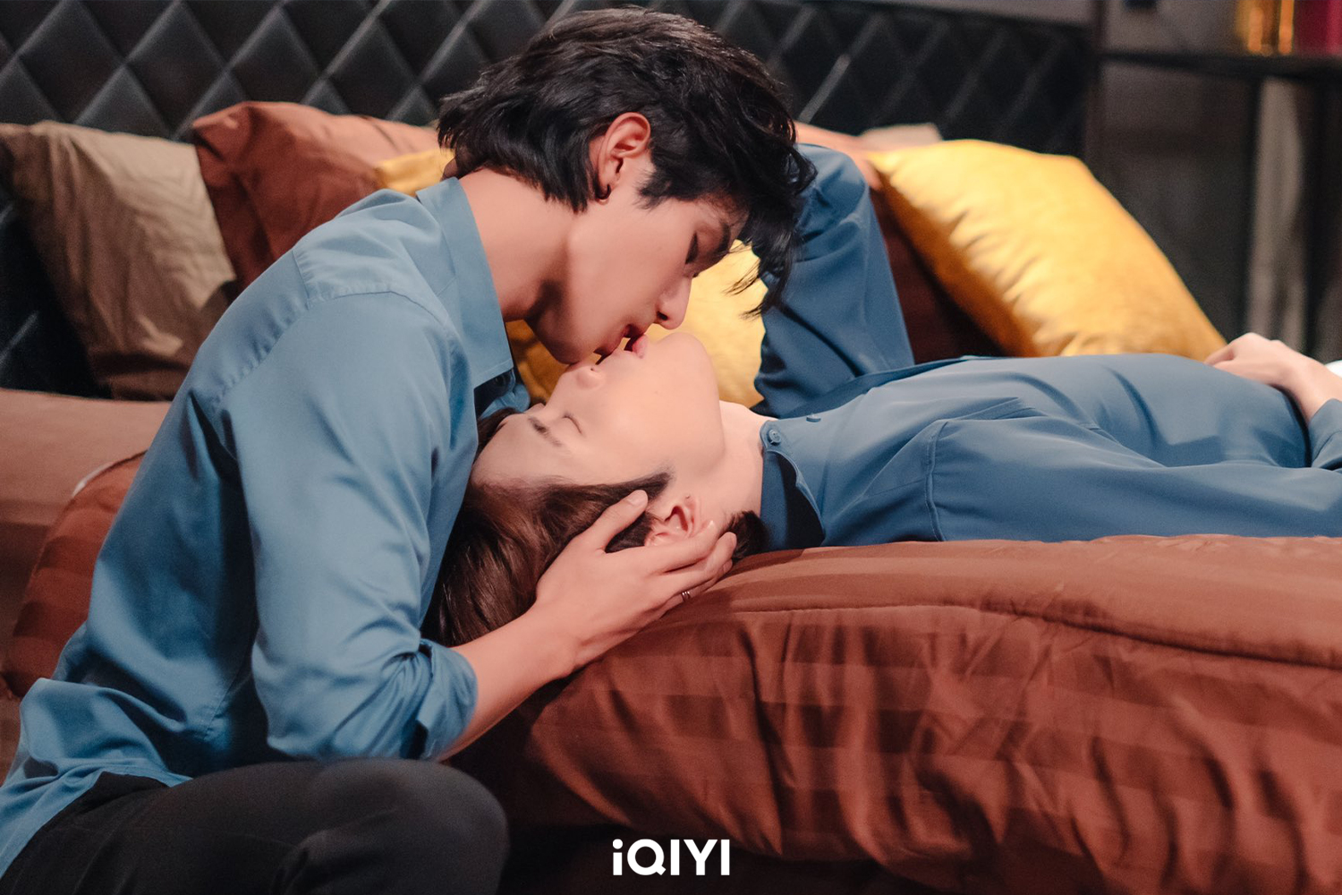 《床伴》兩位美型男首集就上床。(愛奇藝國際站提供)
