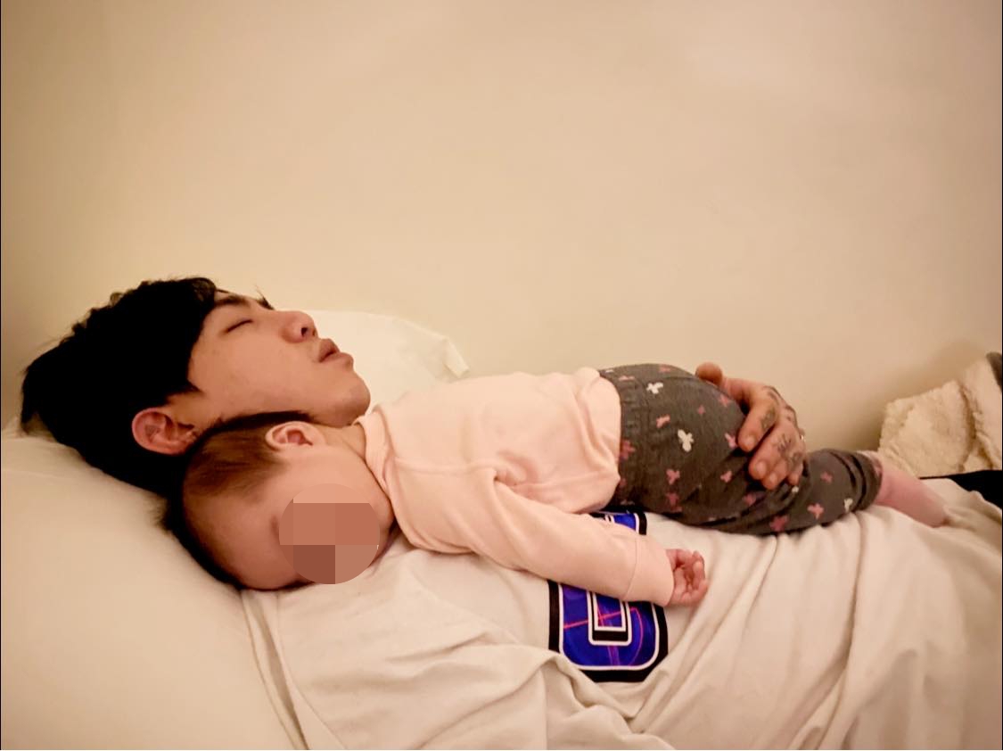 謝和弦有了女兒後經常在社群上曬出滿滿父愛的照片。（翻攝自謝和弦臉書）