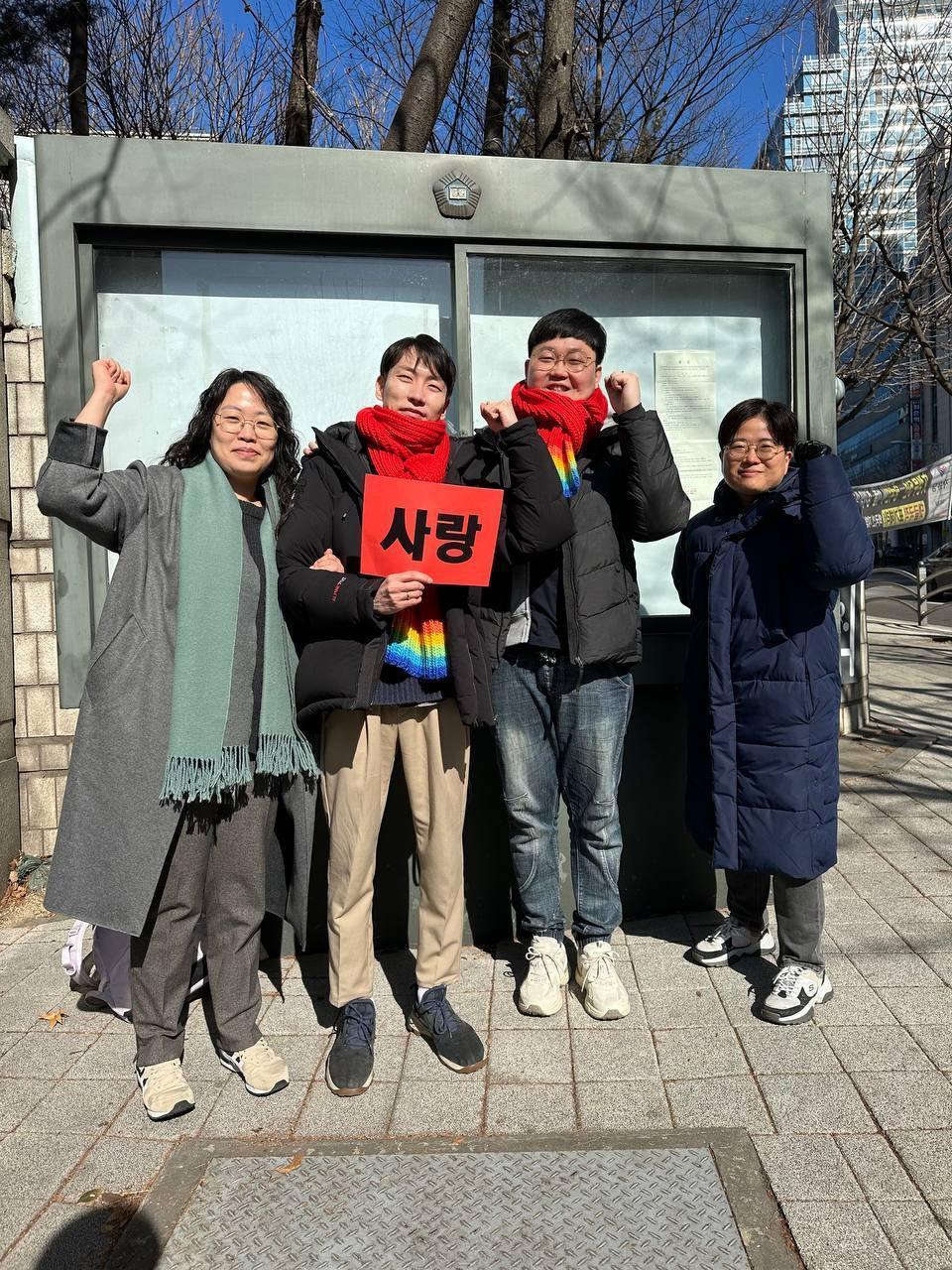 同性伴侶蘇成旭（右2）和金勇民（左2）成為首對被南韓法院認可法律權利的同性伴侶。（翻攝自행동하는성소수자인권연대臉書）