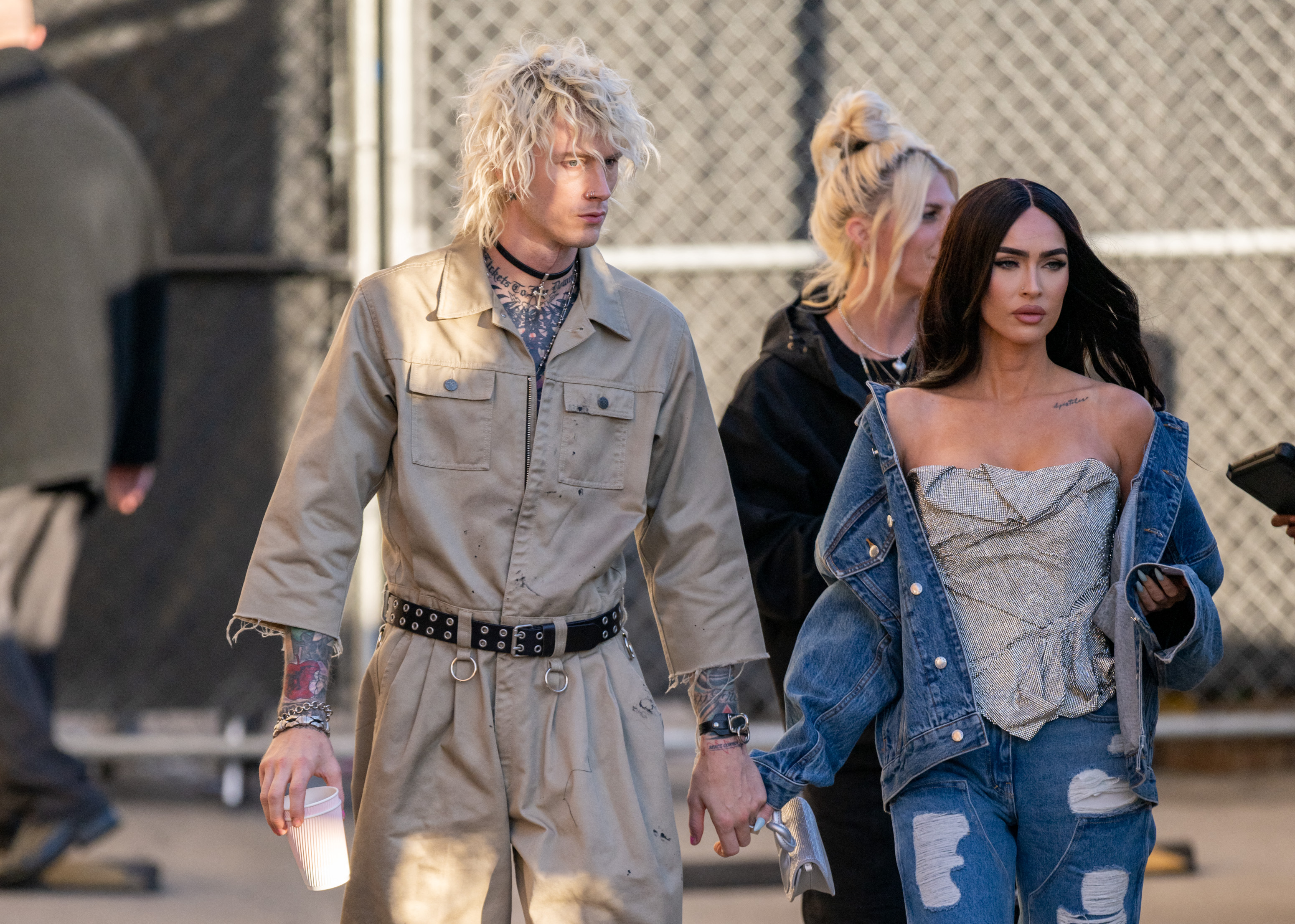 梅根福克斯（右）與機關槍凱利（左）的關係讓外人完全摸不著頭緒，霧裡看花。（東方IC）