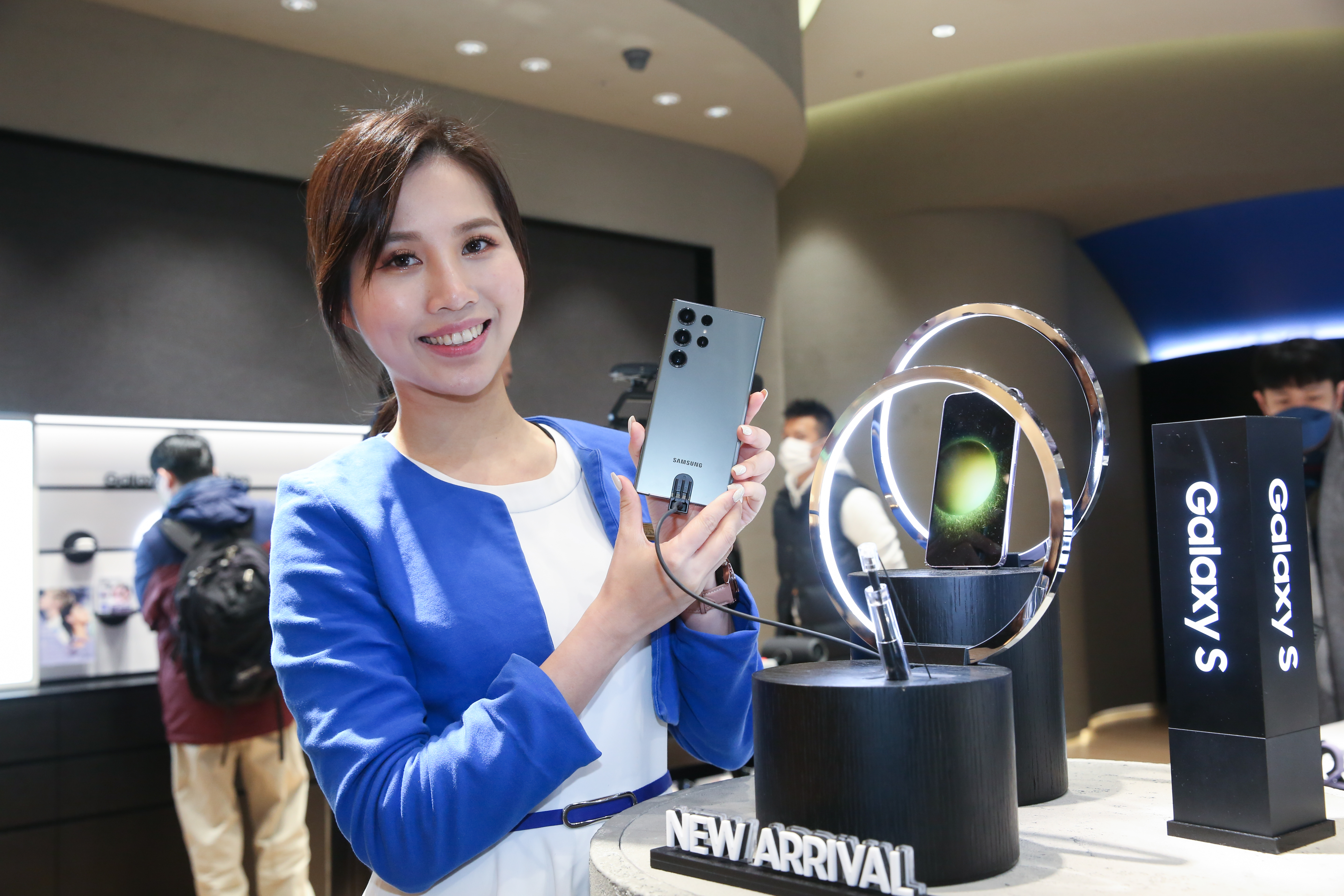 年度旗艦機種Galaxy S23推出後，成功吸引排隊人潮取貨，台灣三星樂觀看待今年銷售成長。