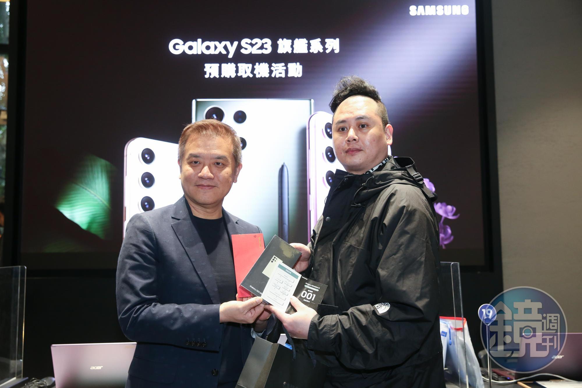 三星新一代旗艦機皇Galaxy S23系列新機在台舉辦預購優先取貨活動，搶頭香民眾透露5天前就到場等待。左為三星行動通訊事業部總經理陳啟蒙