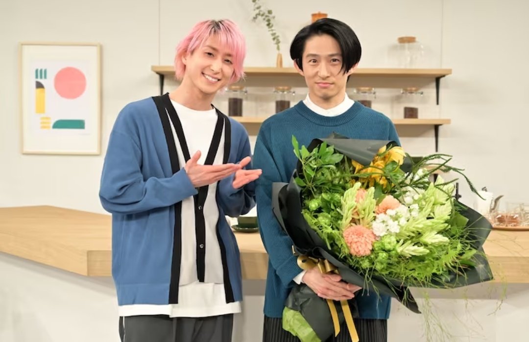 三宅健(右)是節目《5分鐘大家一起比手語》班底,今年2月宣布交棒給傑尼斯師弟團「Snow Man」佐久間大介。(翻攝自mantanweb)
