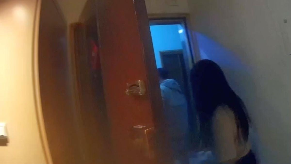 員警將從事性交易女子帶回派出所。（翻攝畫面）