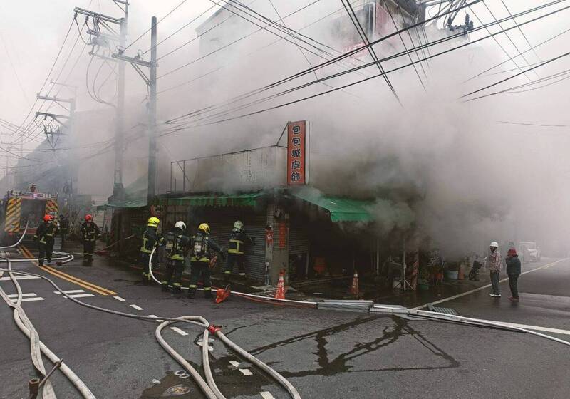 台中太平區一家麵攤換裝瓦斯桶時，不外洩慎引燃火勢，波及隔壁皮件店，同樣付之一炬。（消防局提供）