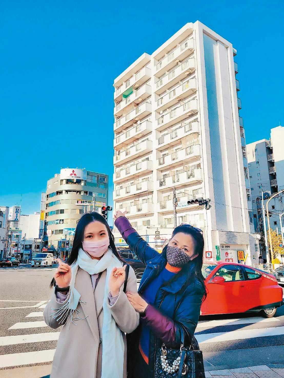 文壇天后小彤（右）疫情期間買下東京2屋，過年全家赴日旅遊在自宅前留影。（小彤提供）